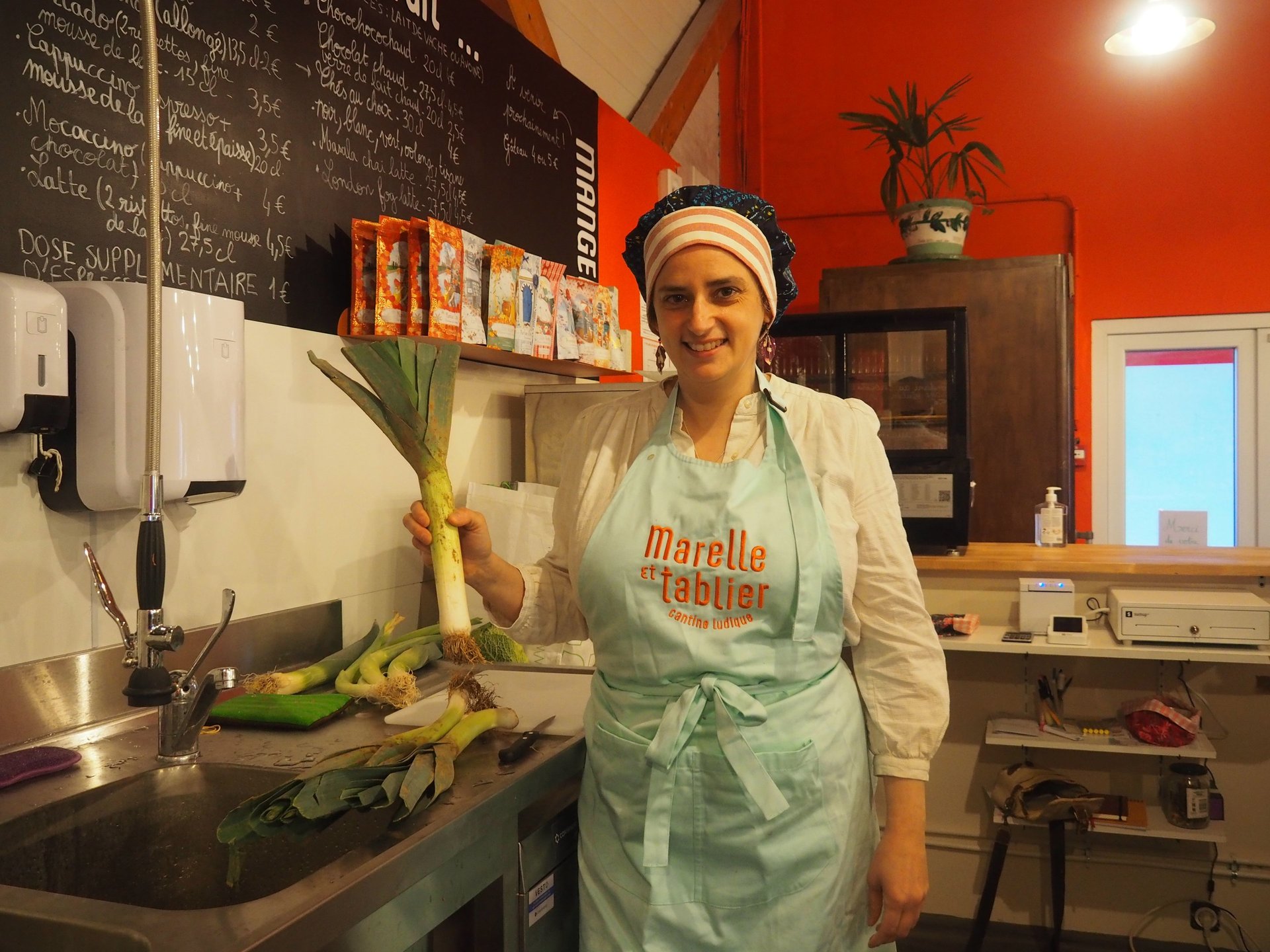 Cuisinière qui s'apprêtent à laver ses poireaux, poireaux bio, local 