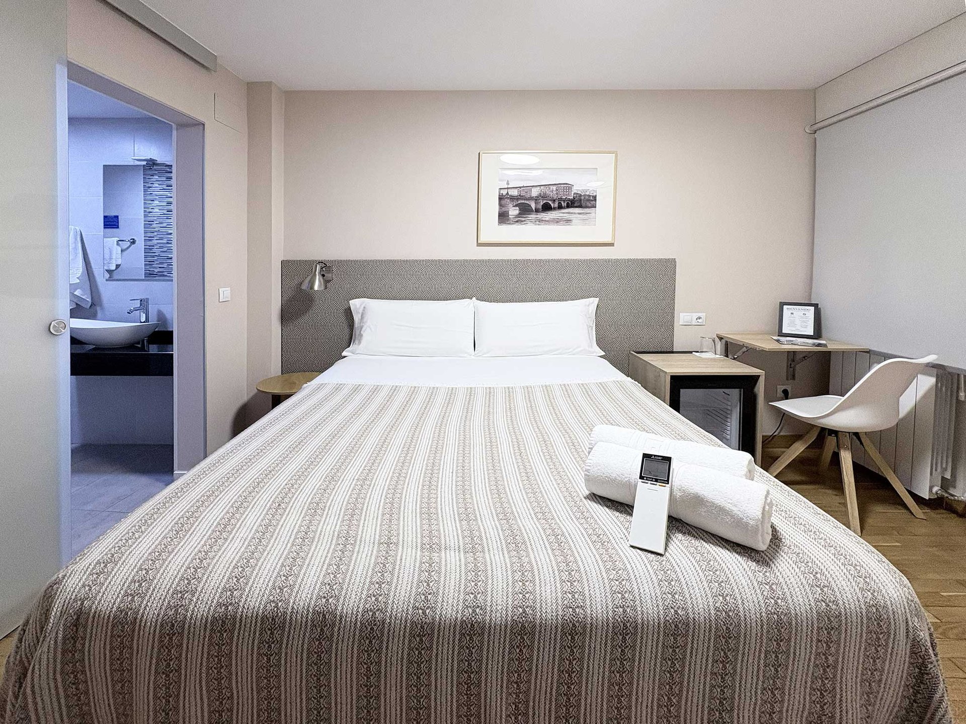 Habitación doble con baño privado en Logroño