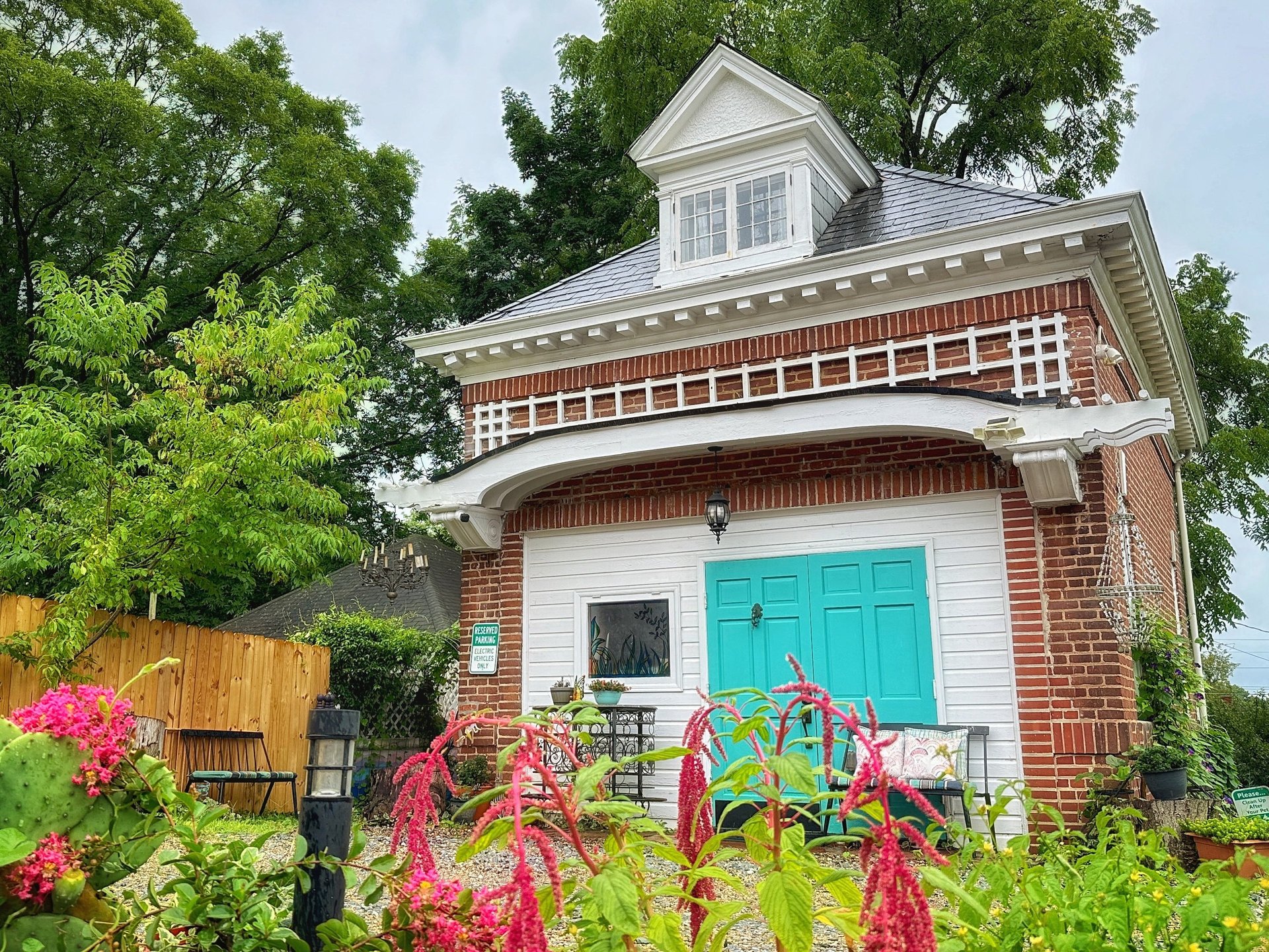 Carriage house front facade at 2123 rivermont apartments