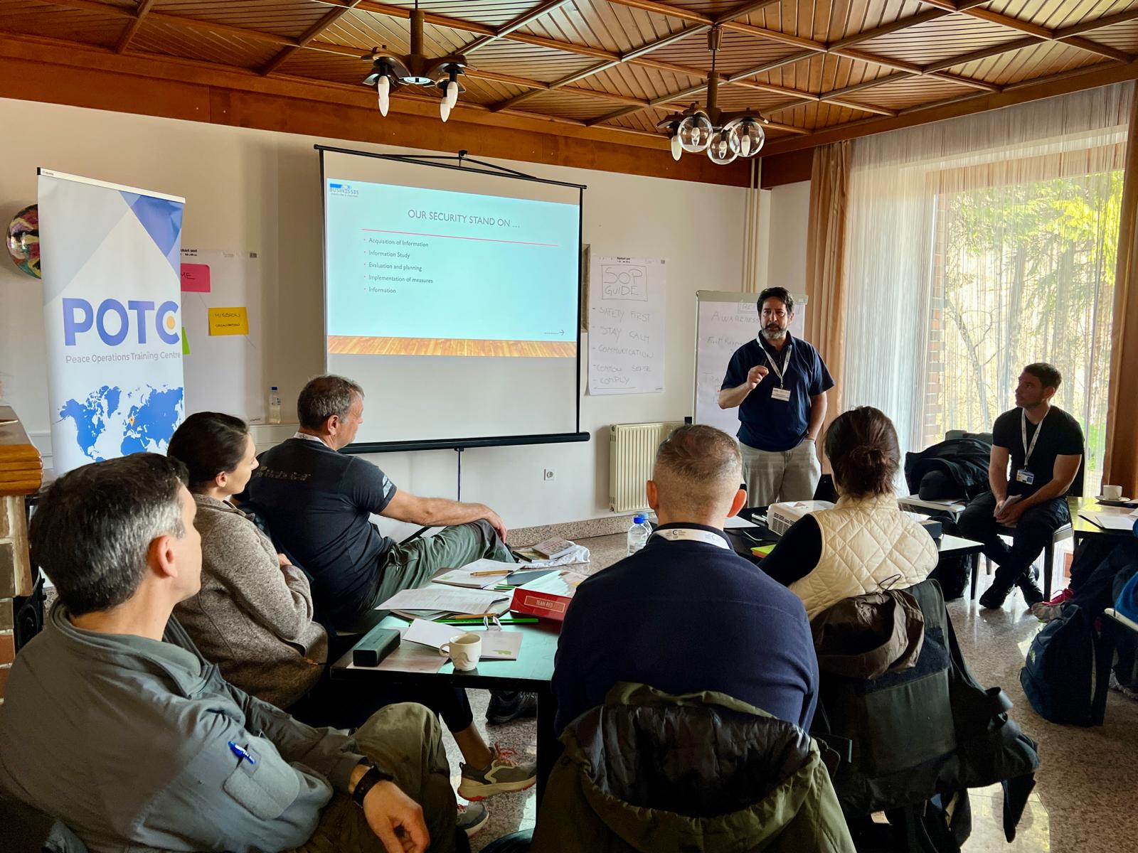 Danilo Amelotti durante una sessione di formazione pratica sulla sicurezza