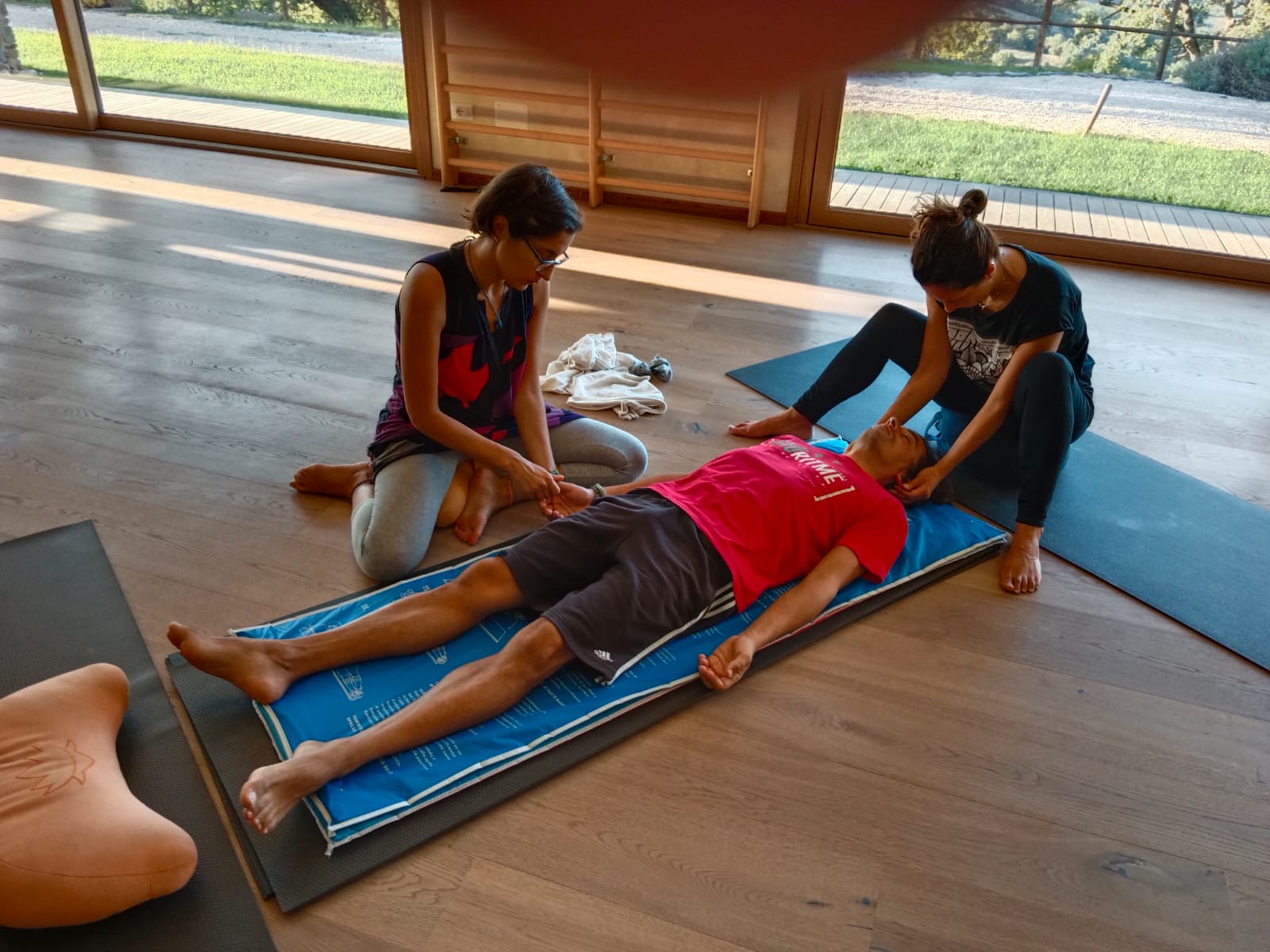 a man and woman doing a massage in a room, trattamento biointegrato