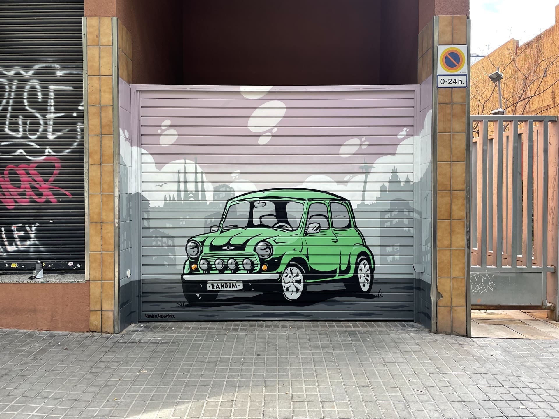 pintura mural en la puerta de un garaje