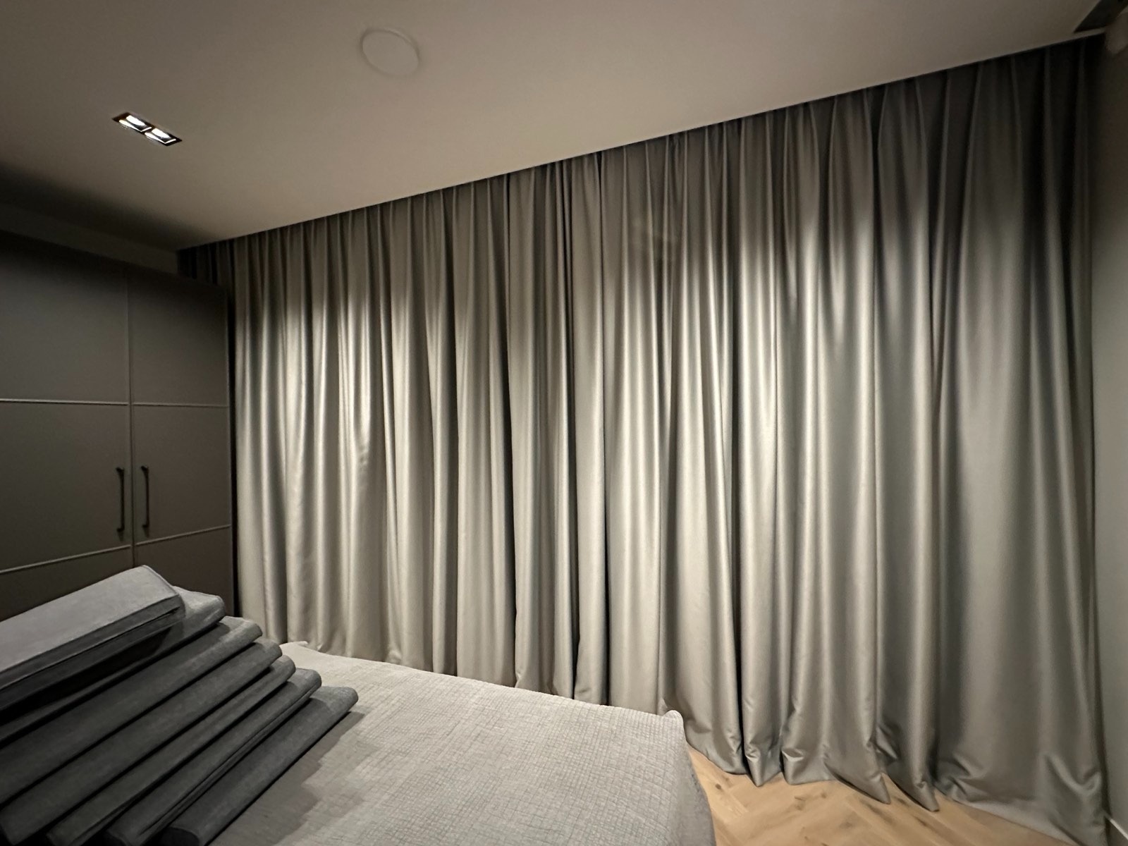 naktinės tamsiai pilkos užuolaidos