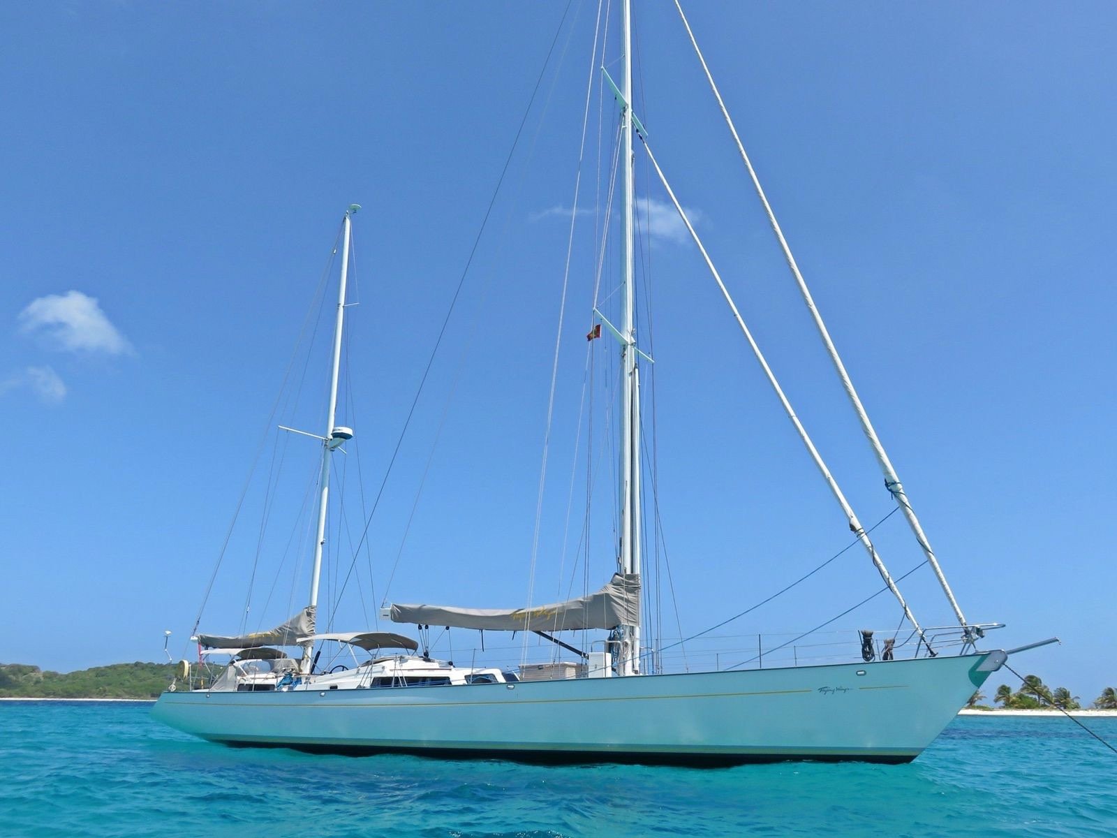 un velero anclado en el mar del caribe 