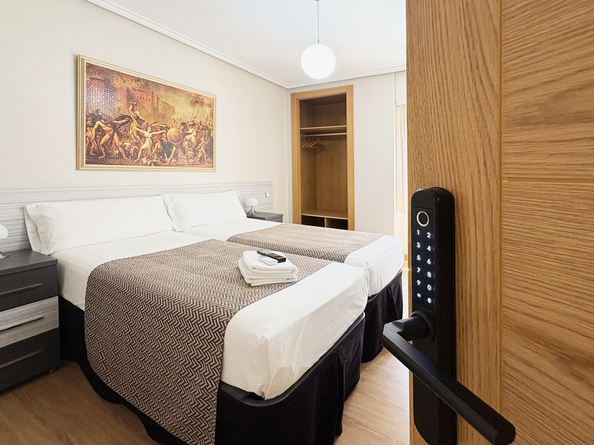 Habitación con dos camas cómoda y moderna en Berceo Rooms, Logroño