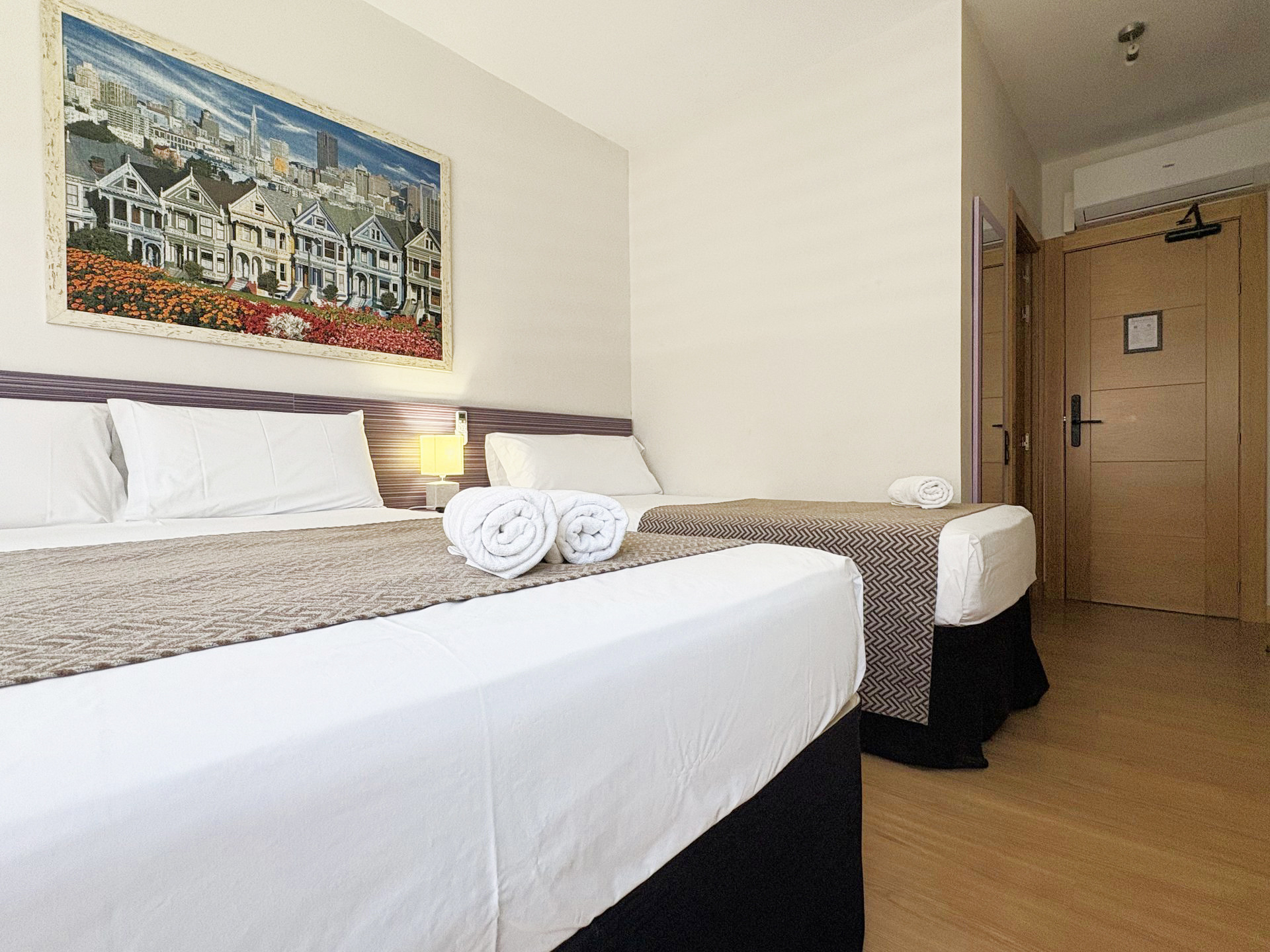 Habitación triple con dos camas en Berceo Rooms, Logroño