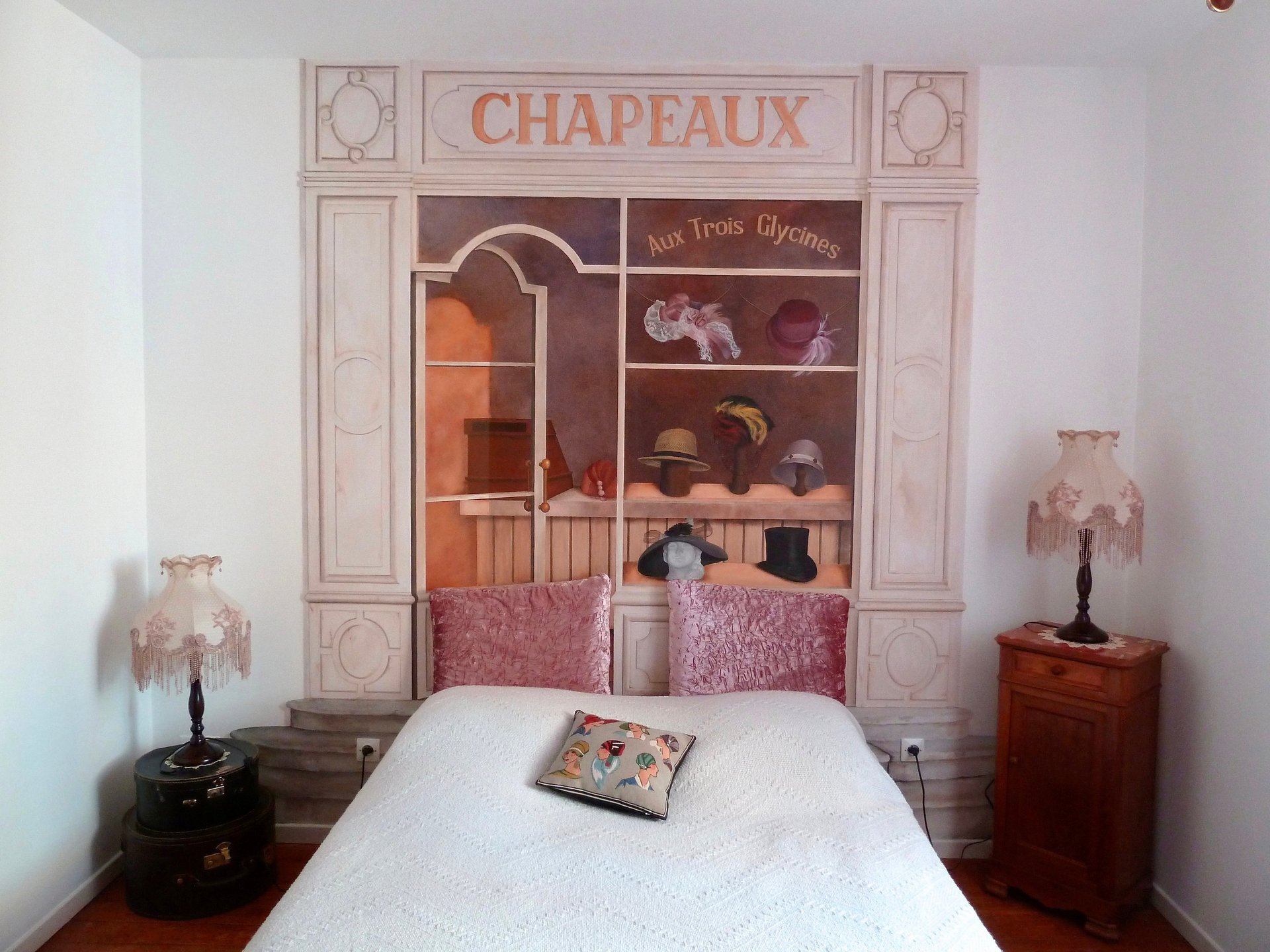 Mur peint en tête de lit, une fresque thème boutique à chapeaux d'autrefois