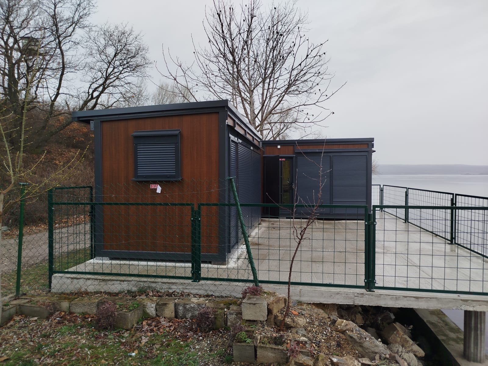 Luksuzni stambeni kontejner na Dunavu sa predivnim pogledom drvo dekor i alu stolarija Brza Palanka