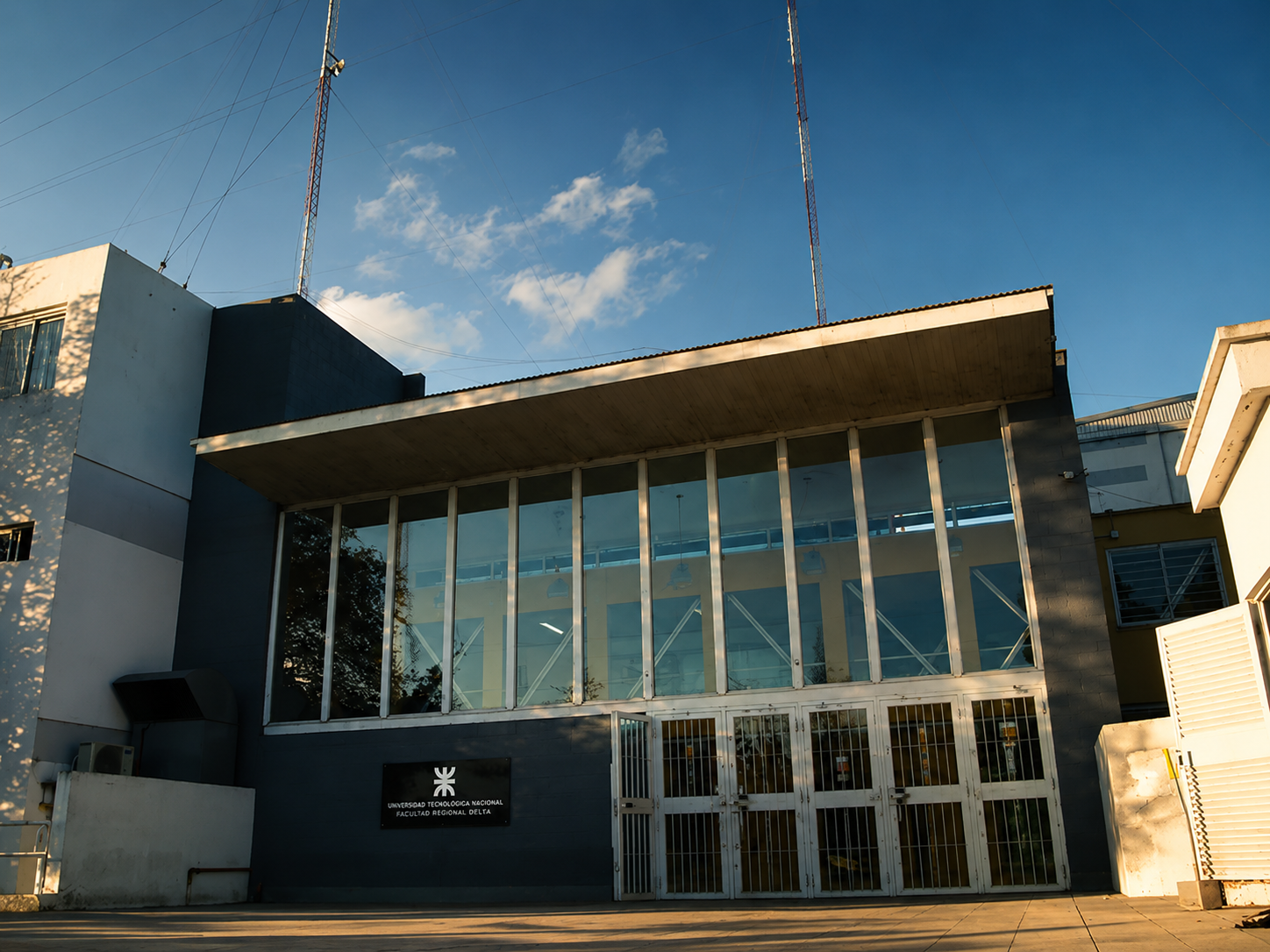 Edificio moderno de la Universidad Tecnológica Nacional. Tramos Pedagógicos
