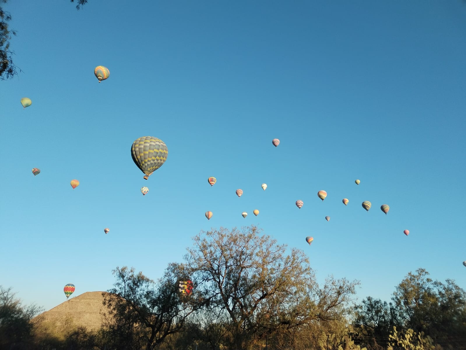 Globos aerostáticos volando de día en Teotihuacán | Reserva Tours en Ciudad de México