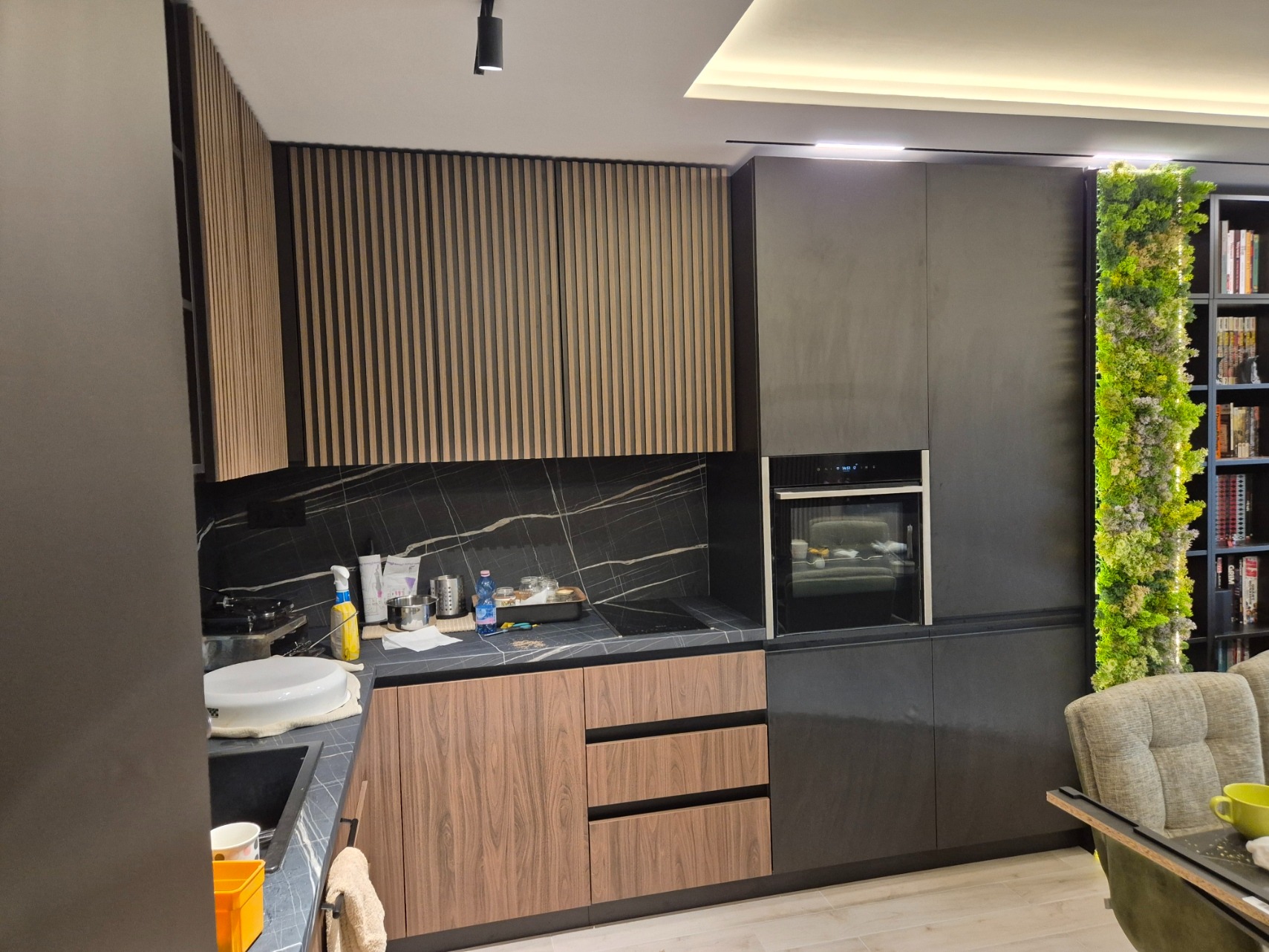 модерна кухня по поръчка с дървени и тъмни шкафове – интериорен проект BrosMebel