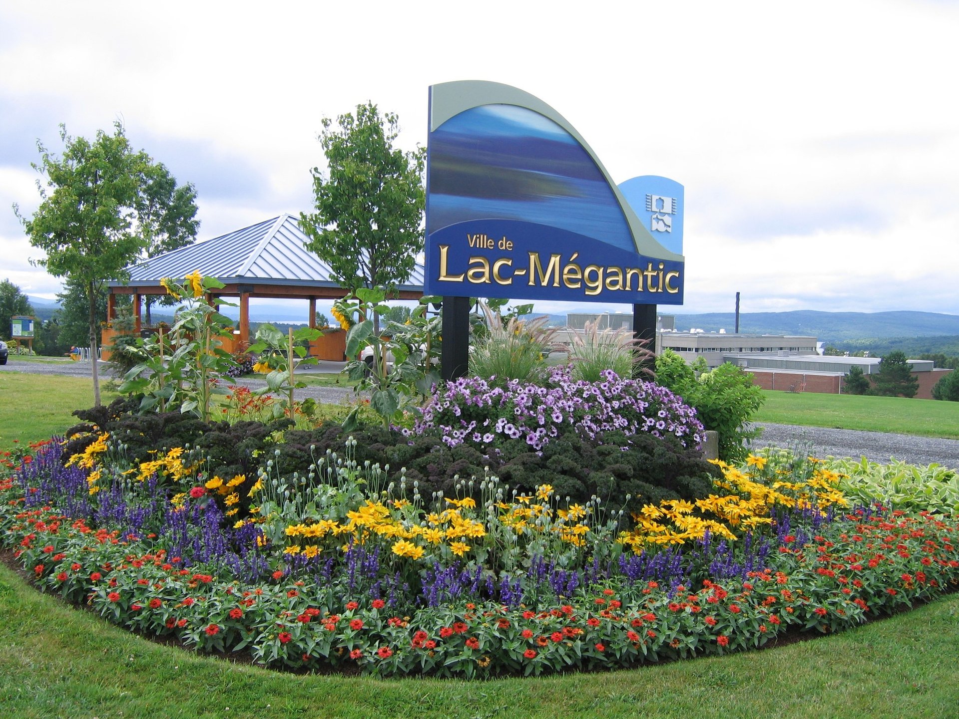 halte et enseigne de Lac Mégaantic