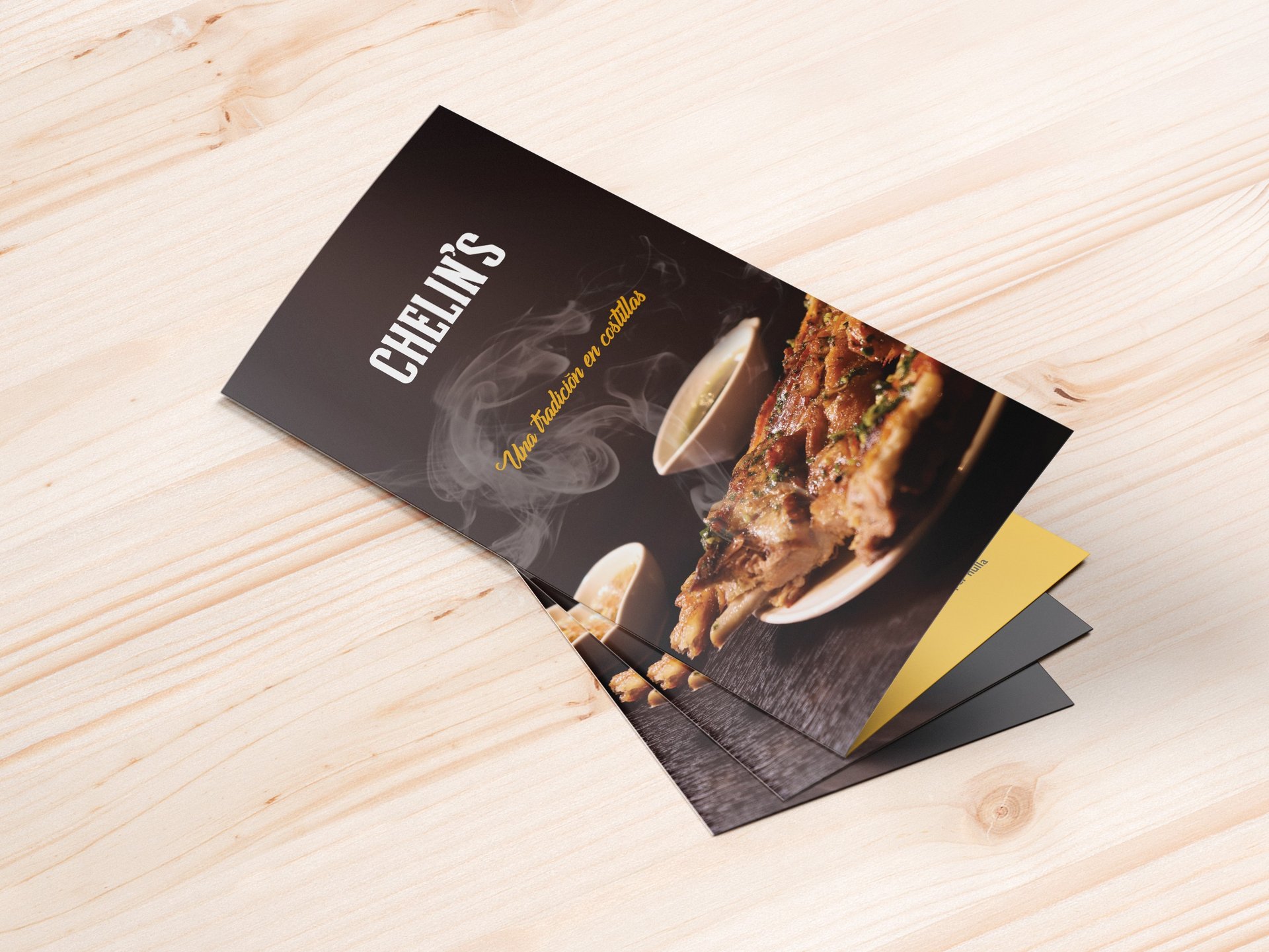 Diseño de un menú en forma de tríptico, con imagen de una pizza caliente