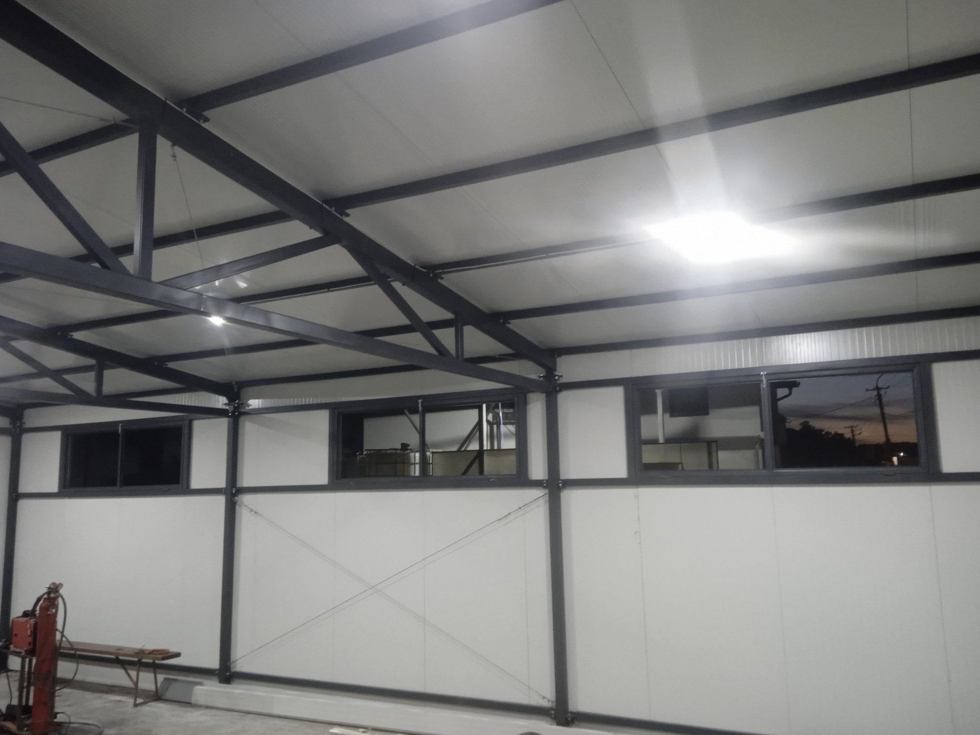 Unutrašnjost proizvodne hale, celicne konstrukcije, Beograd, Kragujevac