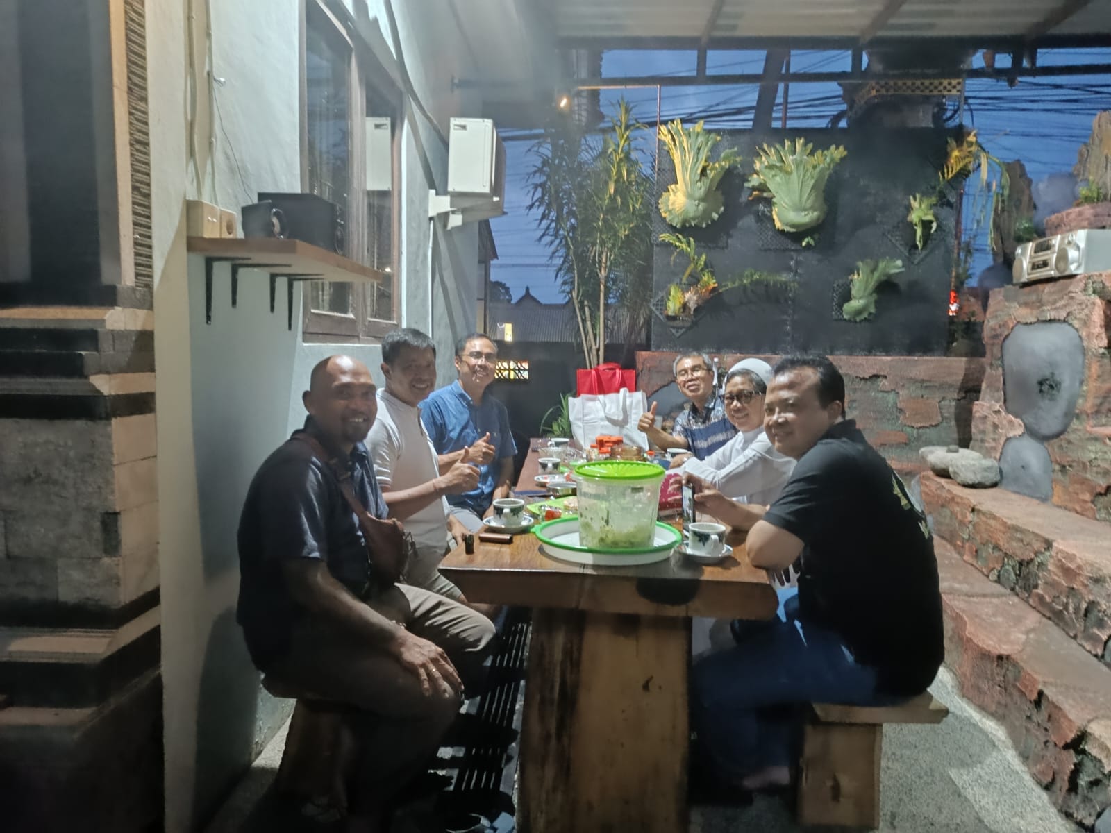 Romo Paroki beserta perwakilan umat Paroki Tuka dirumah Kepala Desa Br. Pendem, bapak Putu Arif