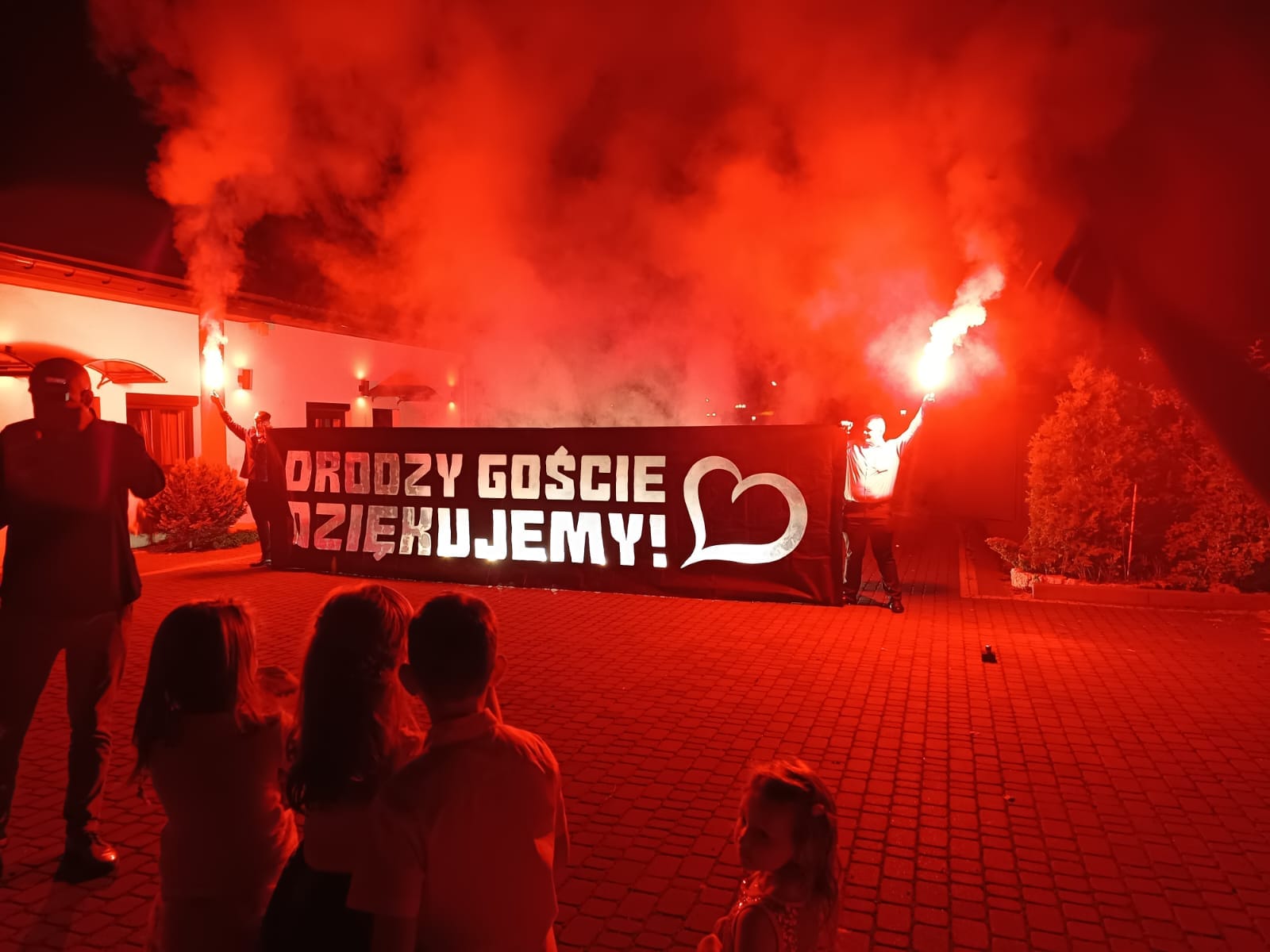 podziękowania dla gości podświetlany napis pirotechnika wesele atrakcja