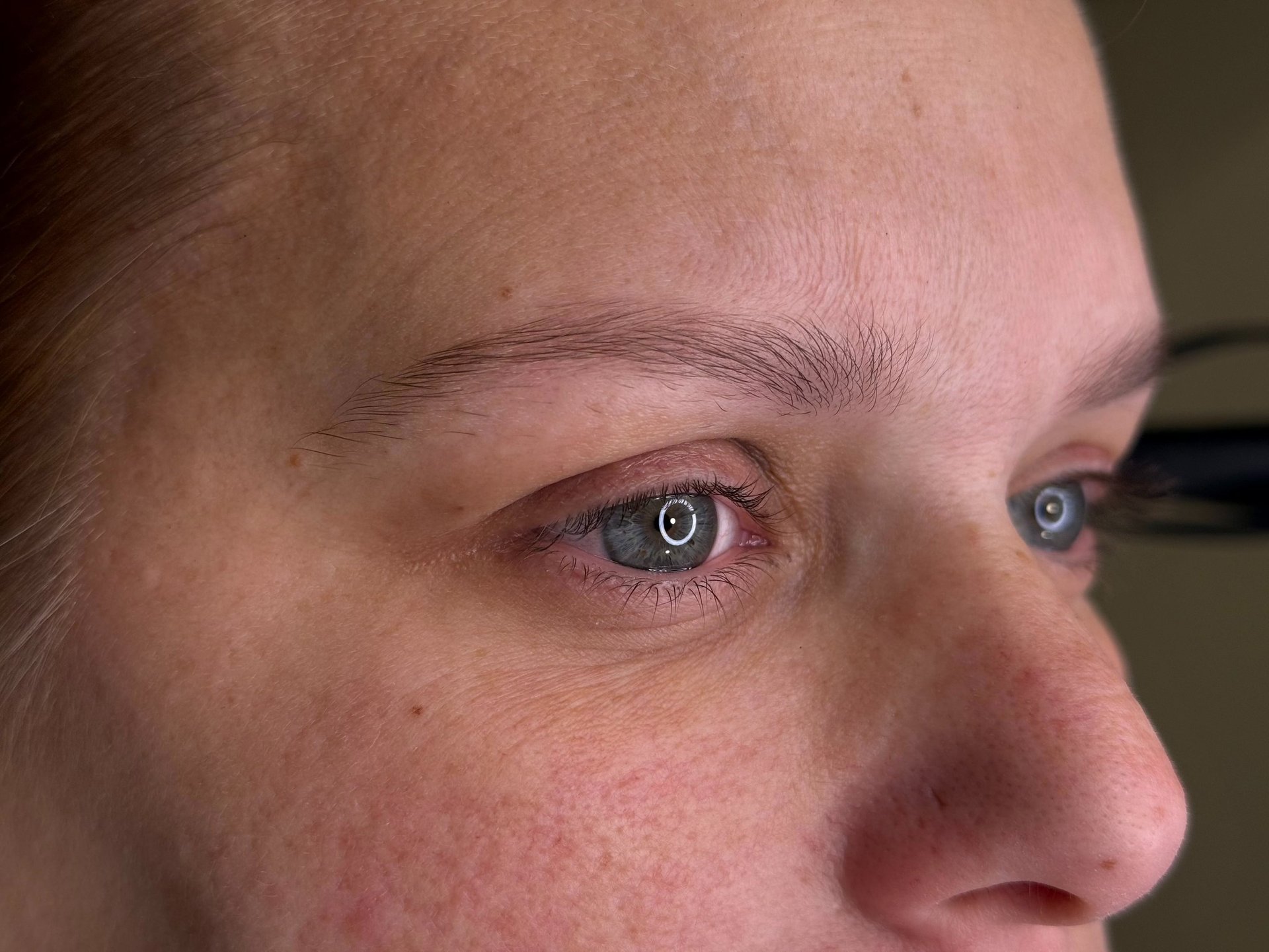 Una mujer antes de hacerse el microblading de cejas.