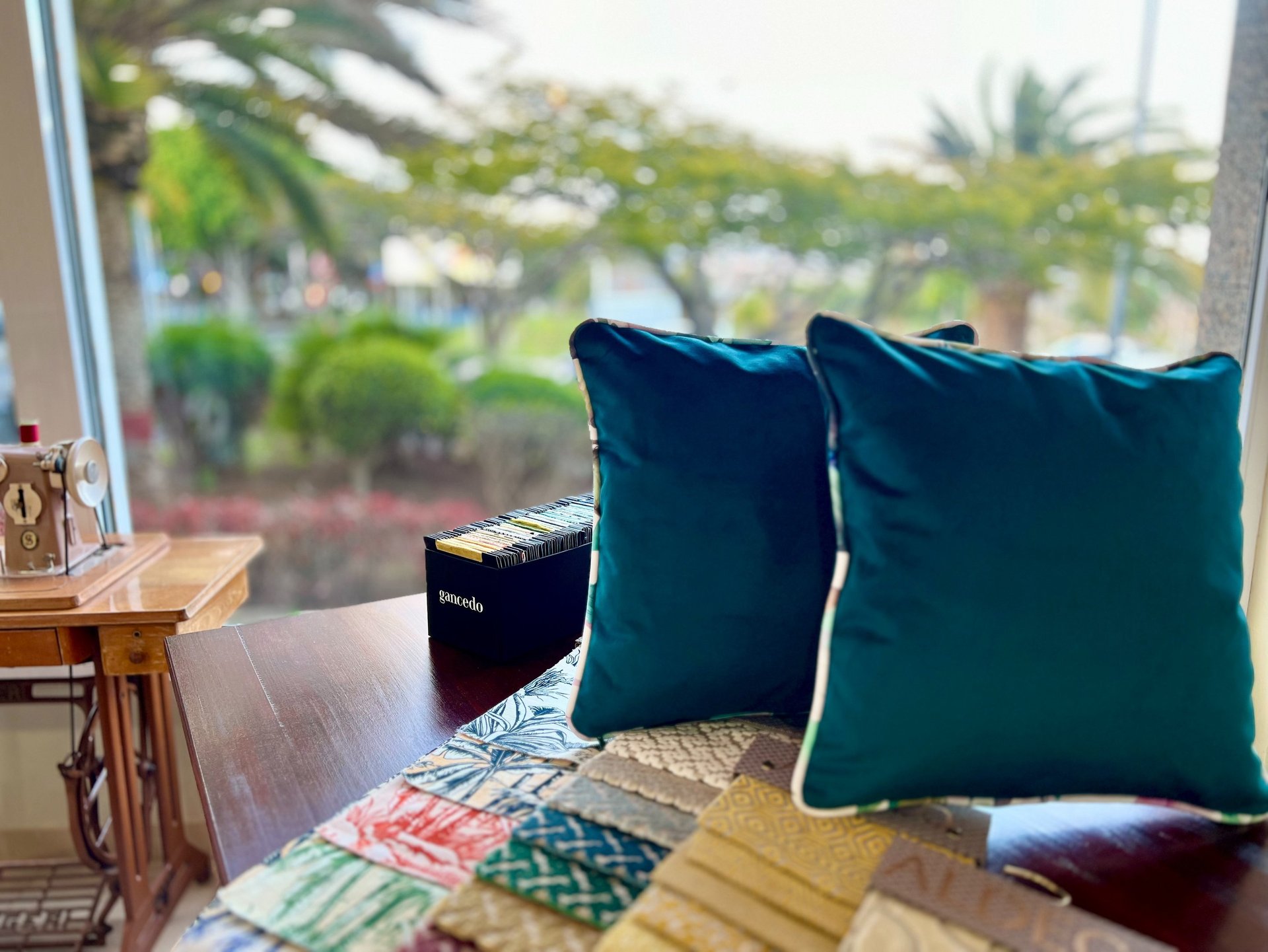 Cojines terciopelo premium y muestrarios de telas para cortinas y tapicería - Showroom Velvet Concep