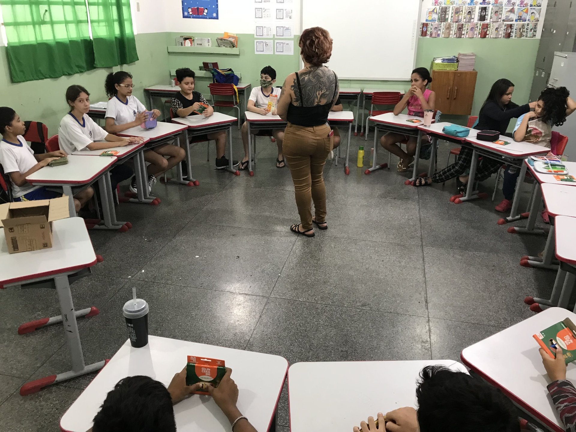 Amanda Amorim ensinando lambe-lambe – Amanda demonstra técnicas de colagem para crianças em oficina