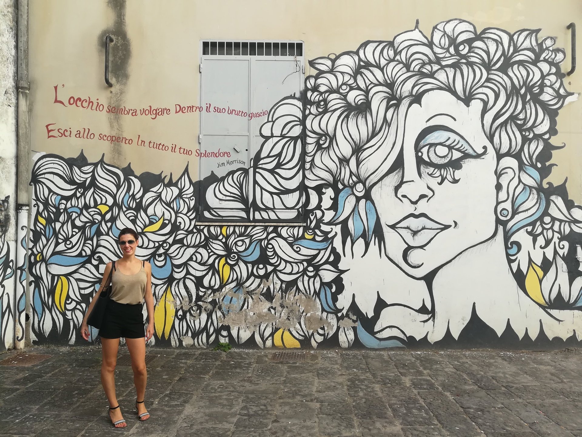 Giusy davanti al murale di Jim Morrison alle Fornelle, Salerno.