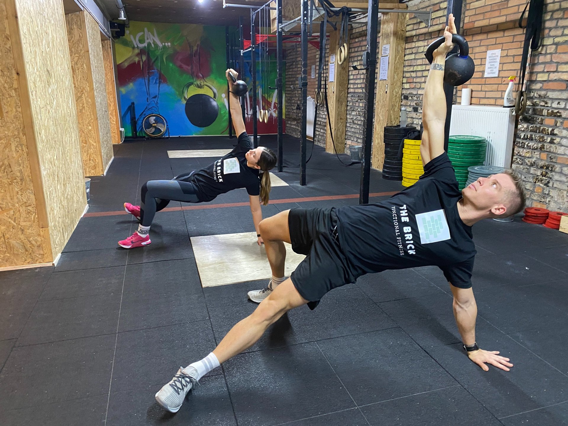 török felülést végez egy férfi és egy nő az edzőteremben