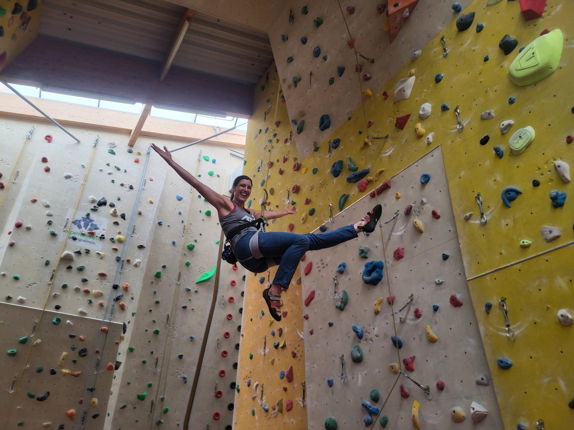 Individueller Kletterkurs in Wien (Kletterhalle Marswiese, Teilnehmerin hat Spaß im Kletterkurs)