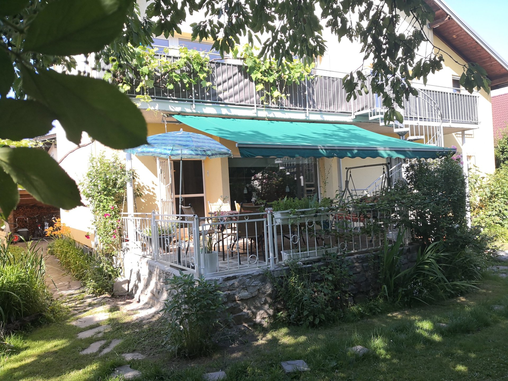 Blick auf deine Terrasse vom Garten aus