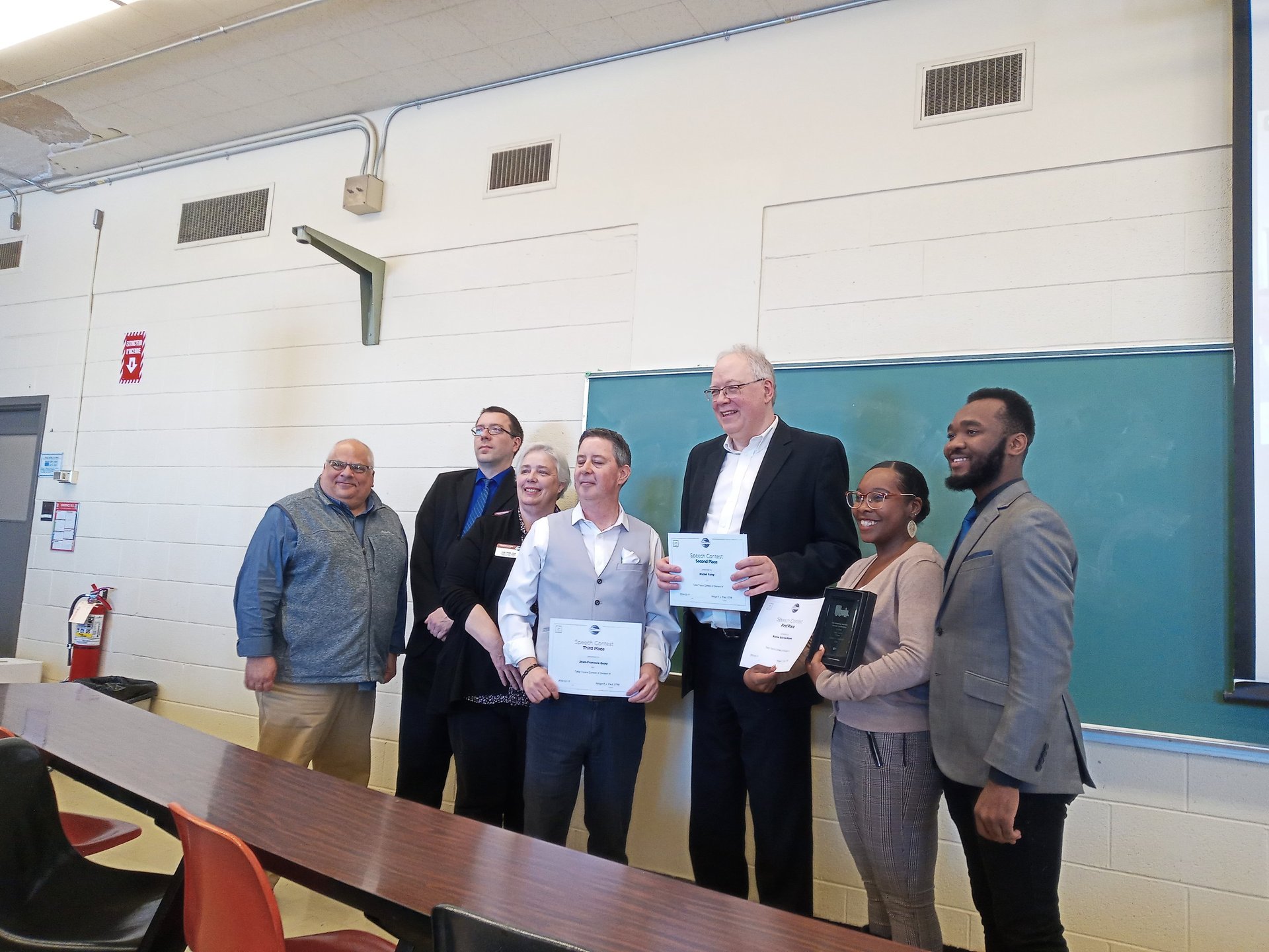 Remise de prix au club Toastmasters Vallée-du-Richelieu avec photo de groupe.