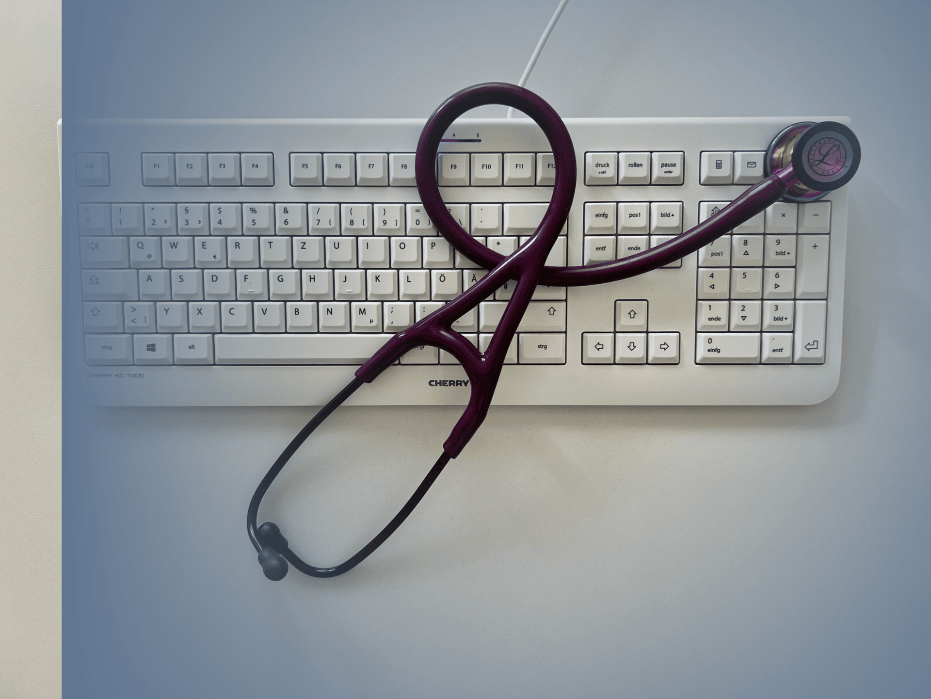 Symbolbild mit weißer Computer-Tastatur und Stethoskop – Kontaktaufnahme mit der Hausarztpraxis