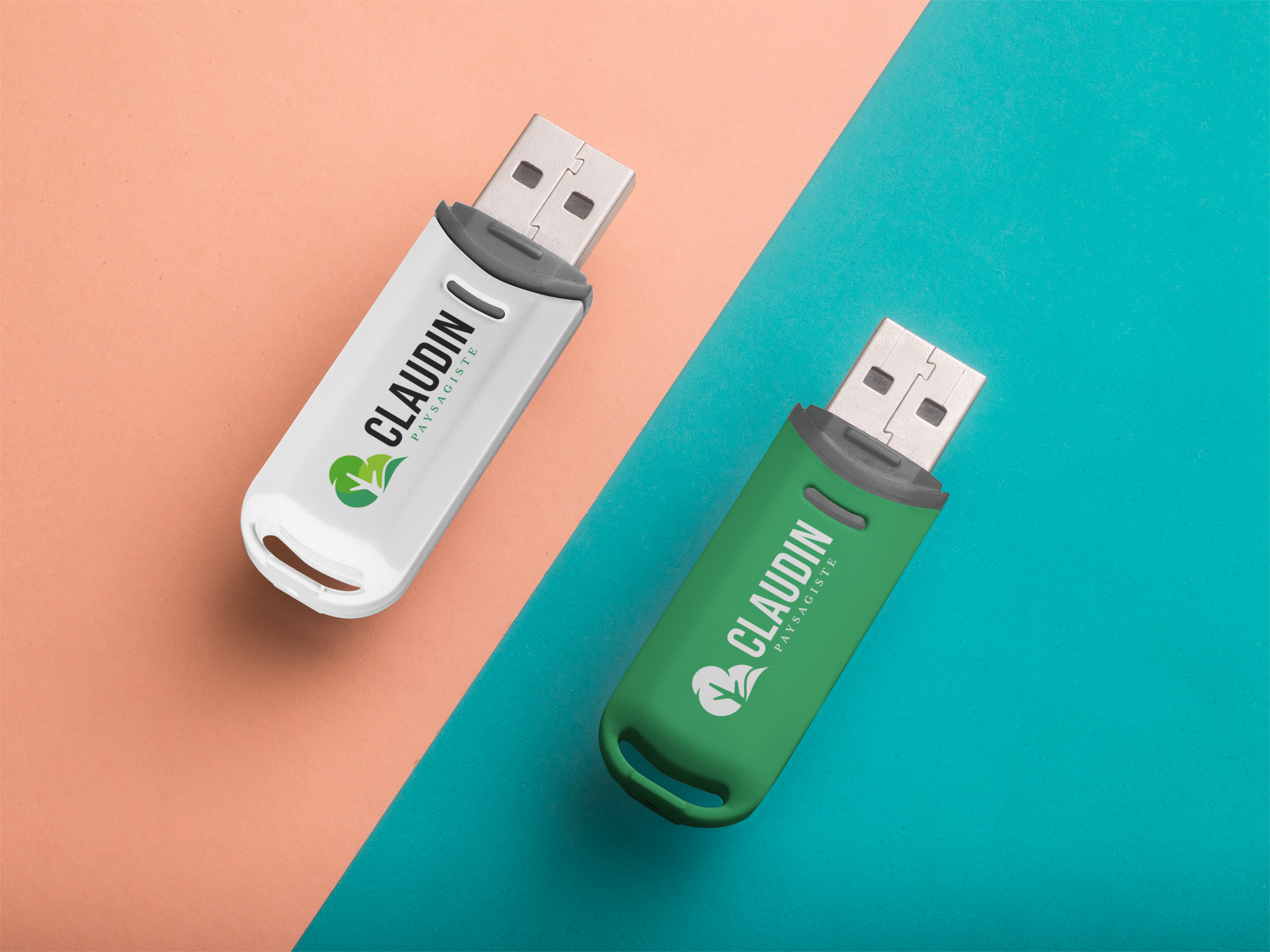 Deux clés USB personnalisées avec le logo d'un service de conception et entretien de jardin.
