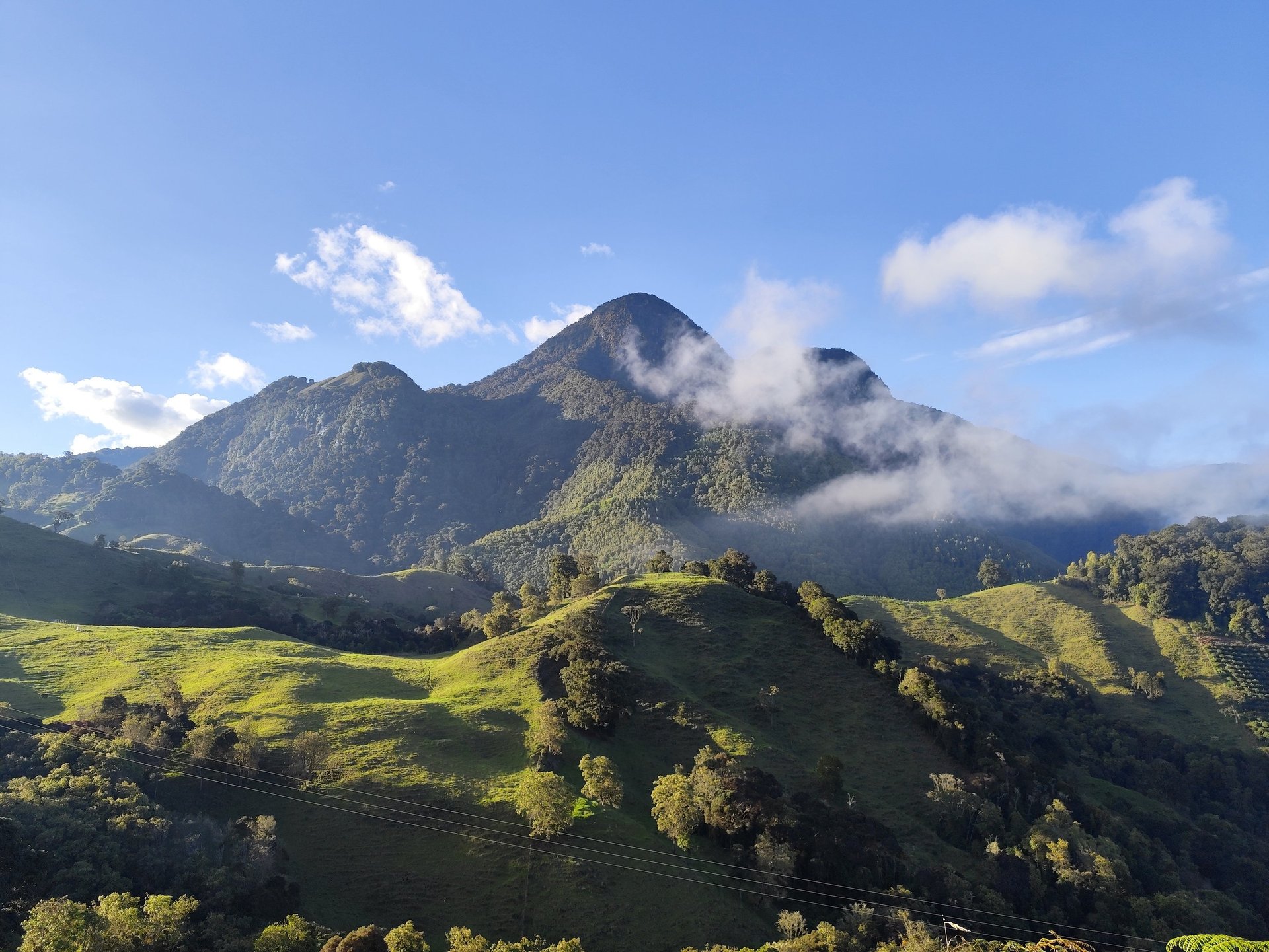 Sendero de alta montaña iluminado por la madrugada en el ascenso hacia Cerro Guambeima