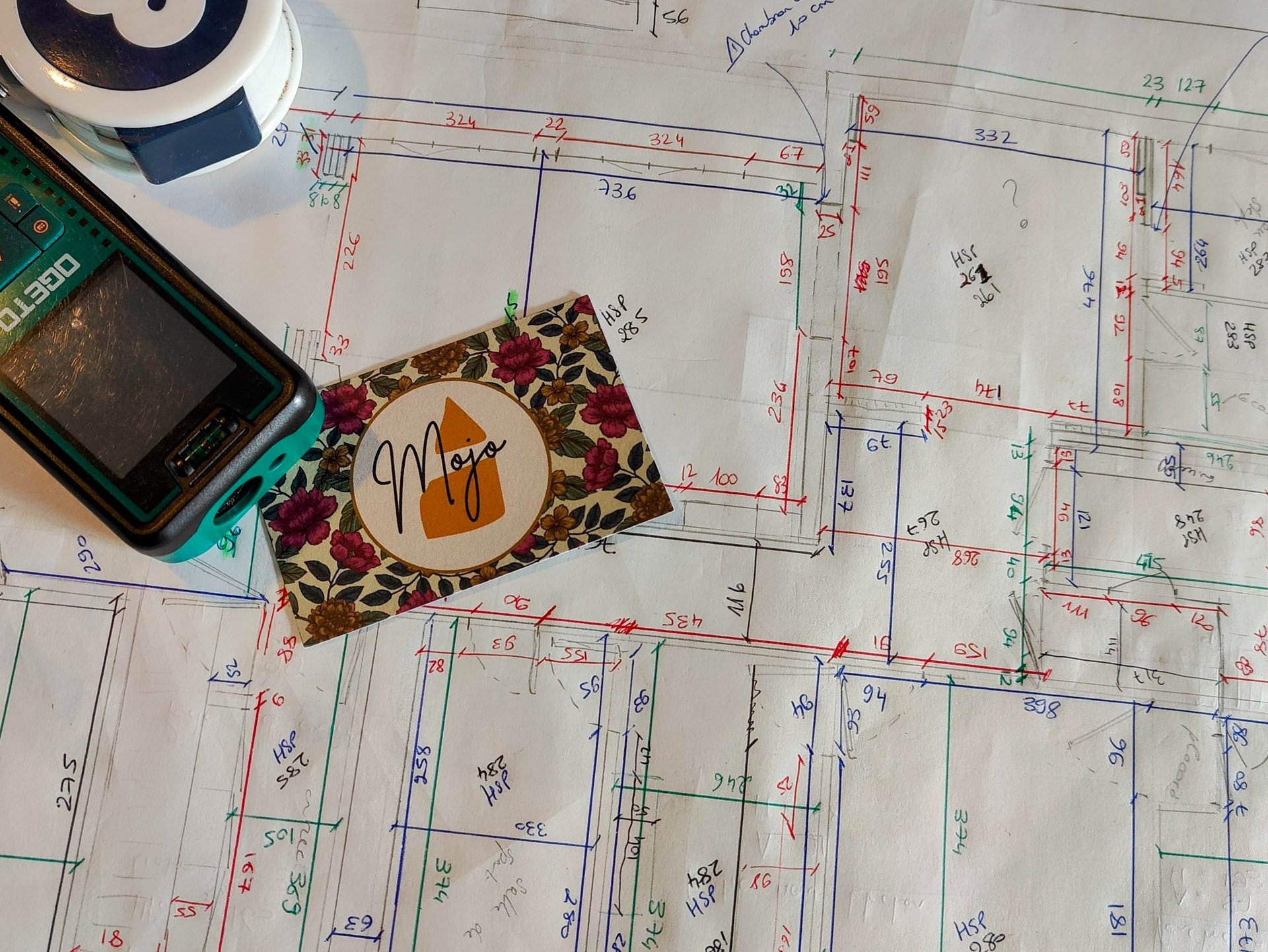 relevé de cotes à la main avec metre et metre laser