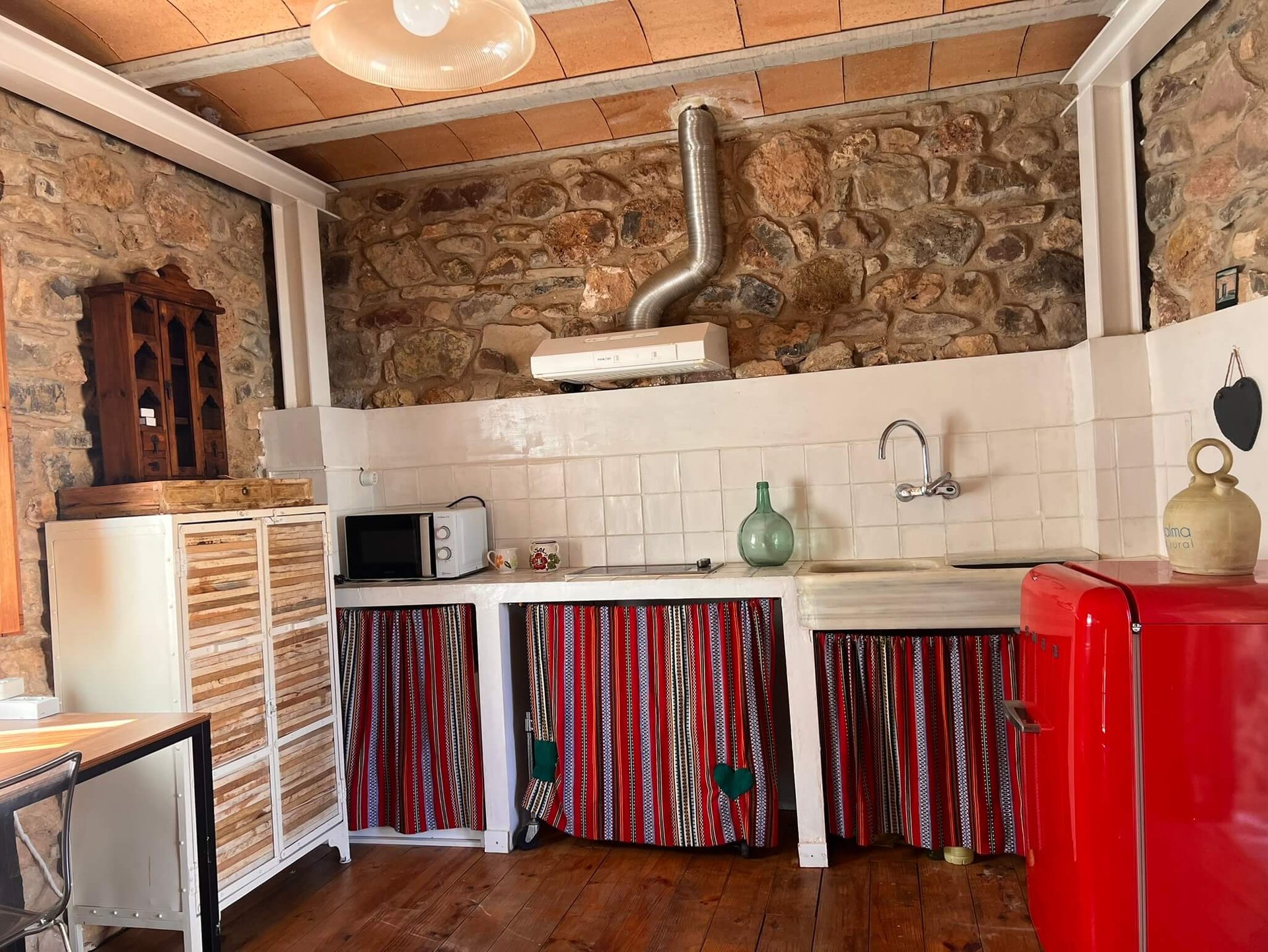 Cocina rústica con detalles tradicionales en la casa rural La Calma, Fuentes de Ayódar