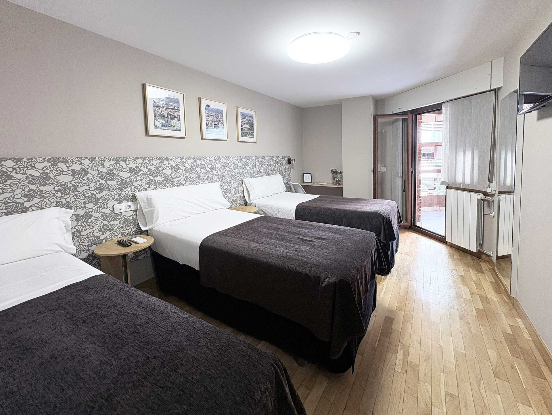 Habitación triple con balcón y baño privado en el centro de Logroño
