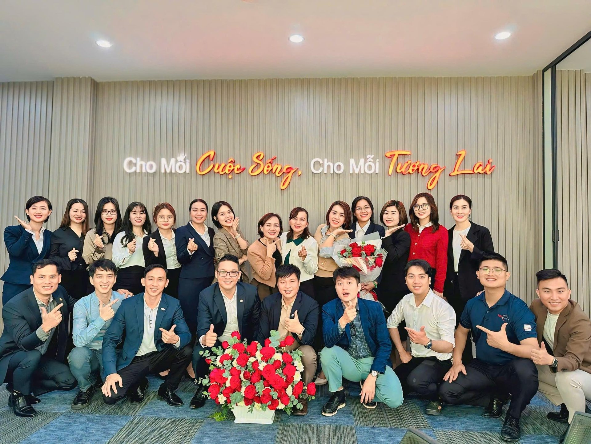 Tập thể nhân viên và tư vấn viên bảo hiểm tại Prudential Ngũ Hành Sơn