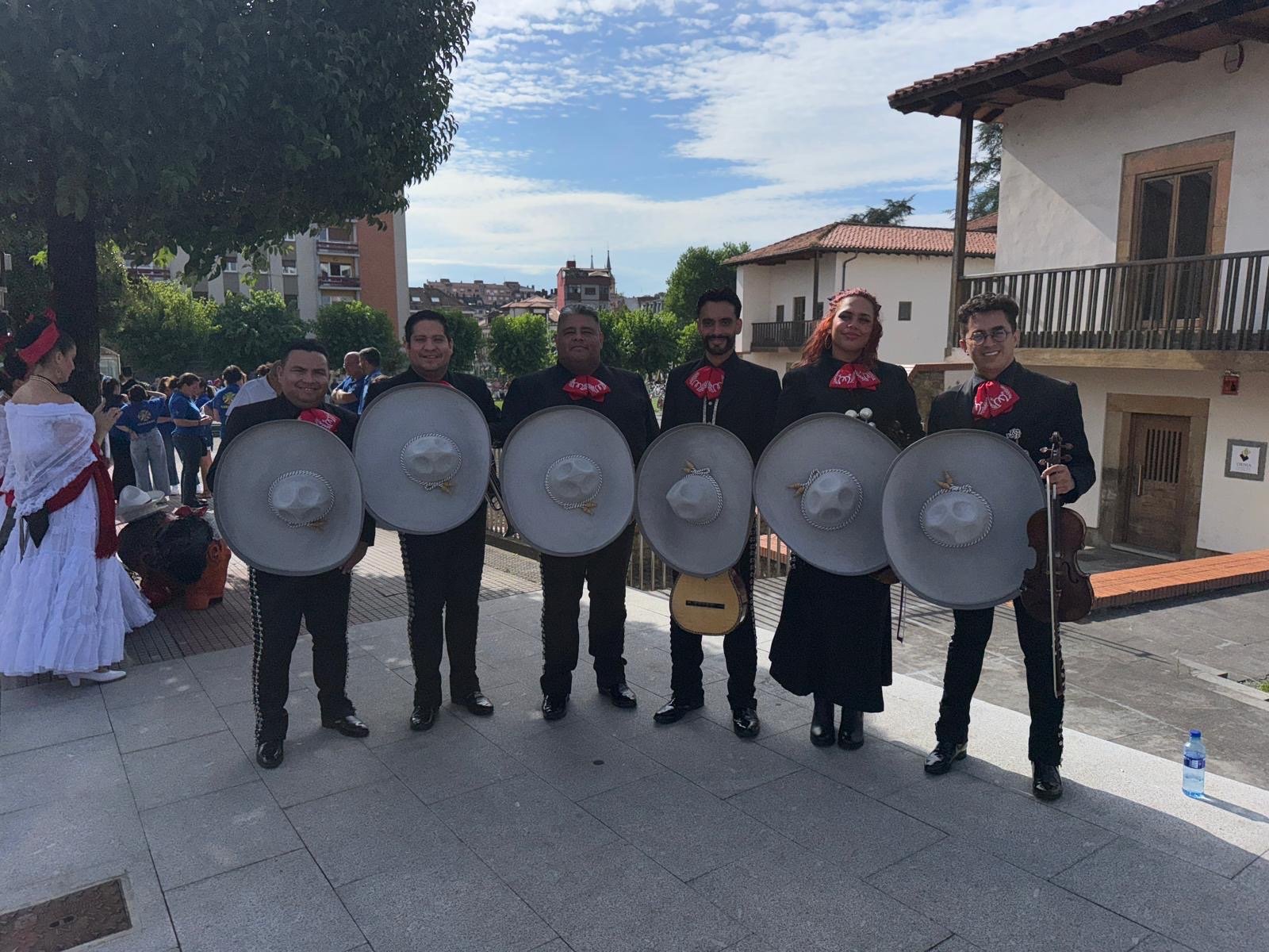 ALT imagen: Mariachi en banquete de boda en Madrid