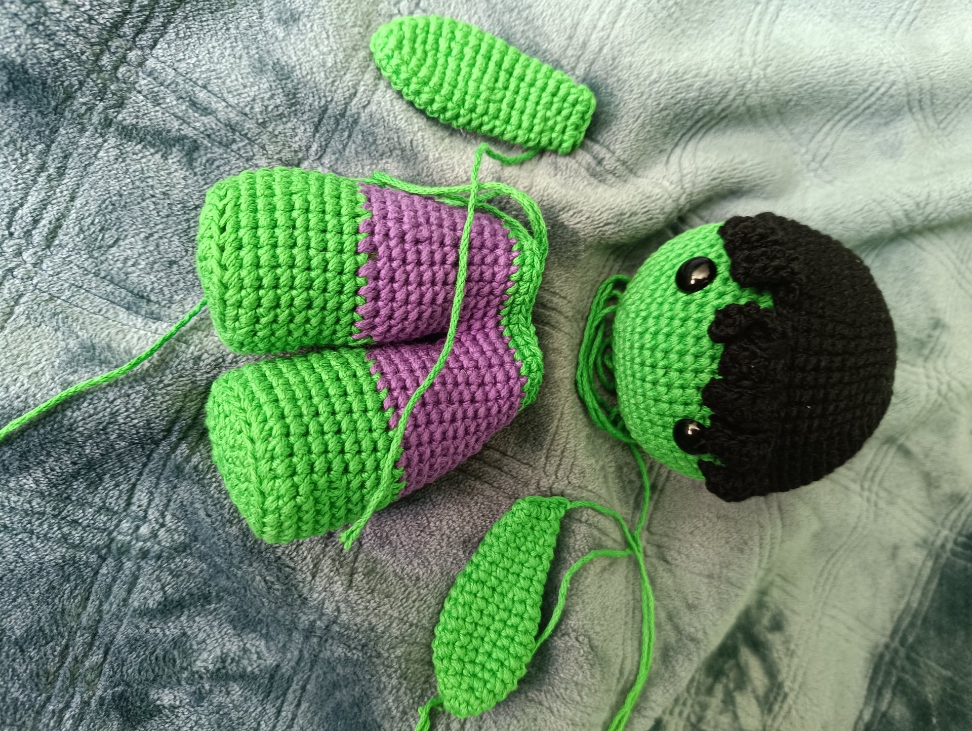 Amigurumi de Hulk de crochet verde con morado