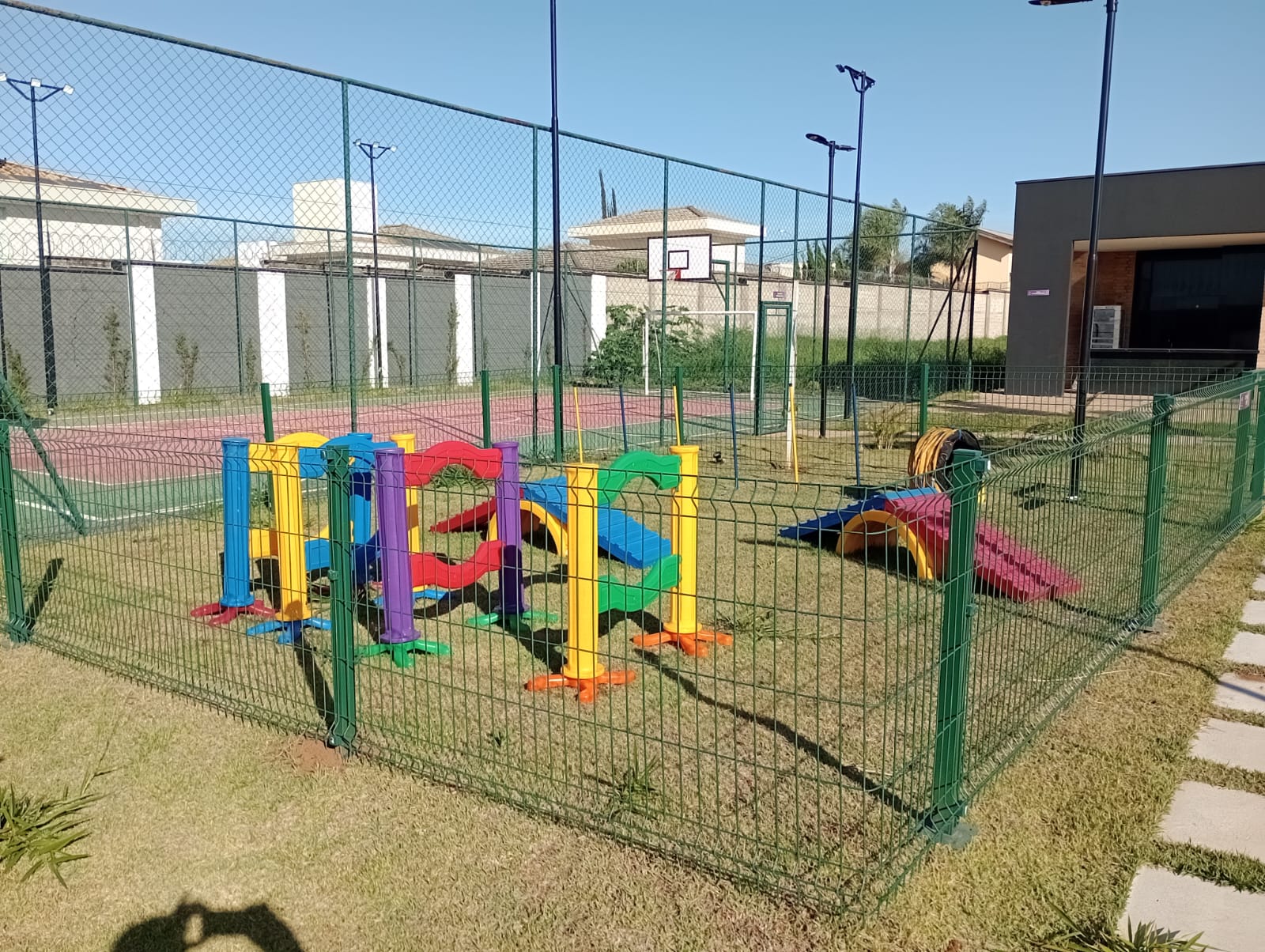 Cerca de gradil revestido em pvc instalada em petplay.