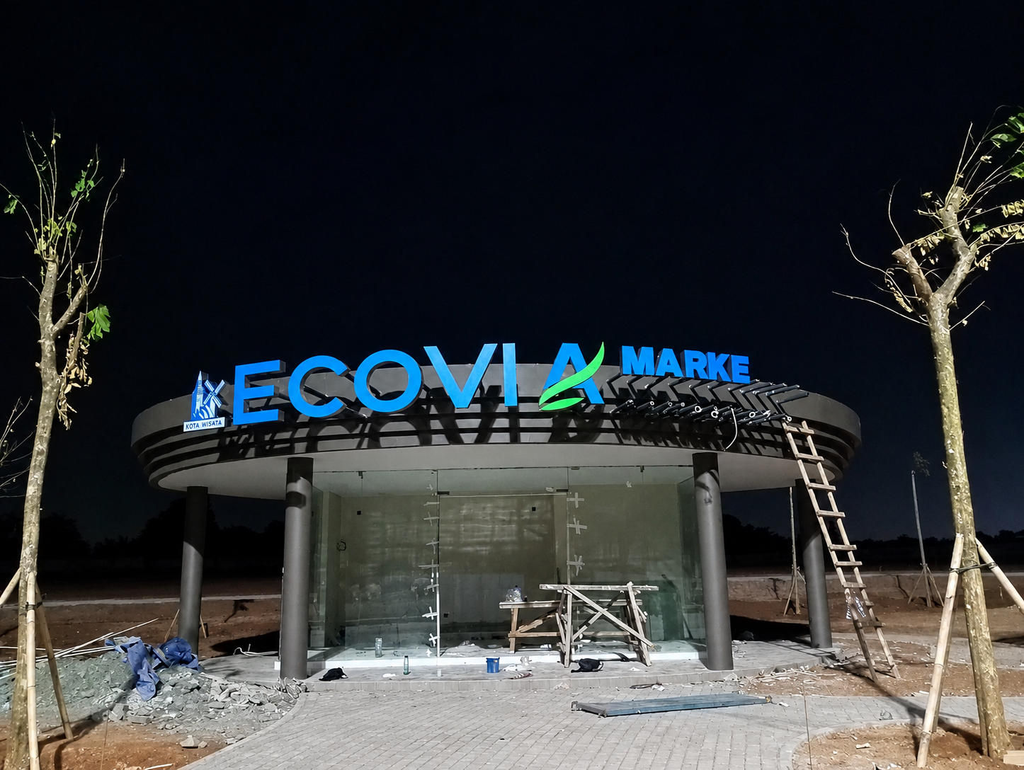 Pembuatan dan pemasangan huruf timbul LED menyala untuk Ecovia Kota Wisata Cibubur oleh AFL.