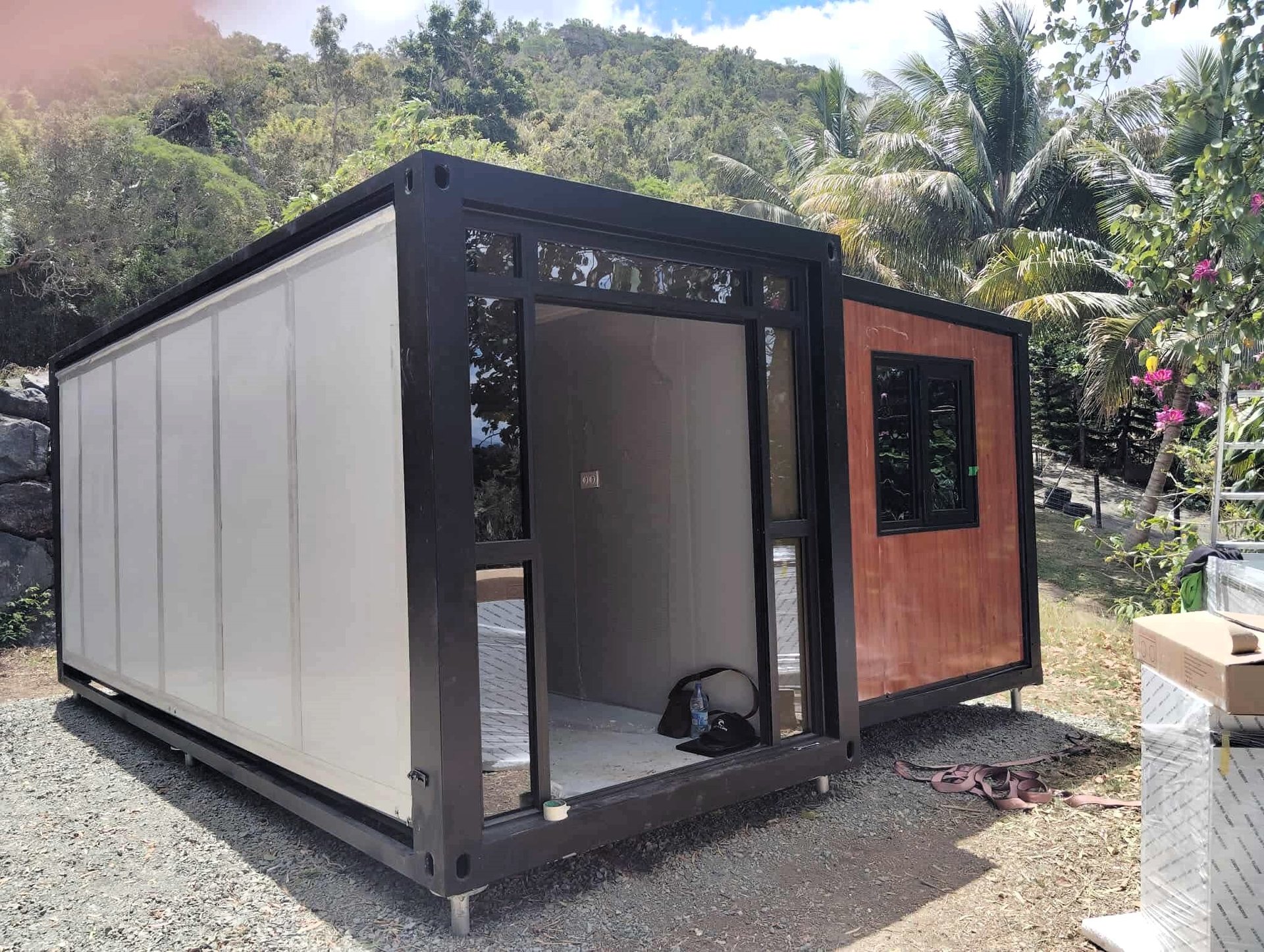 Maison extensible moderne en cours d'installation.