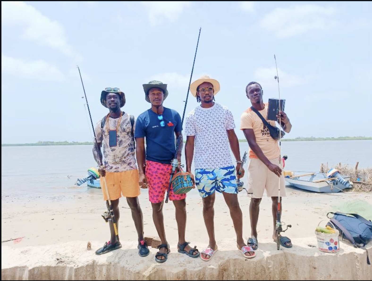 Photo représentant une partie de l'équipe Bourokk : Aziz, Aliou, Cheikh et Babacar revenant de la pêche