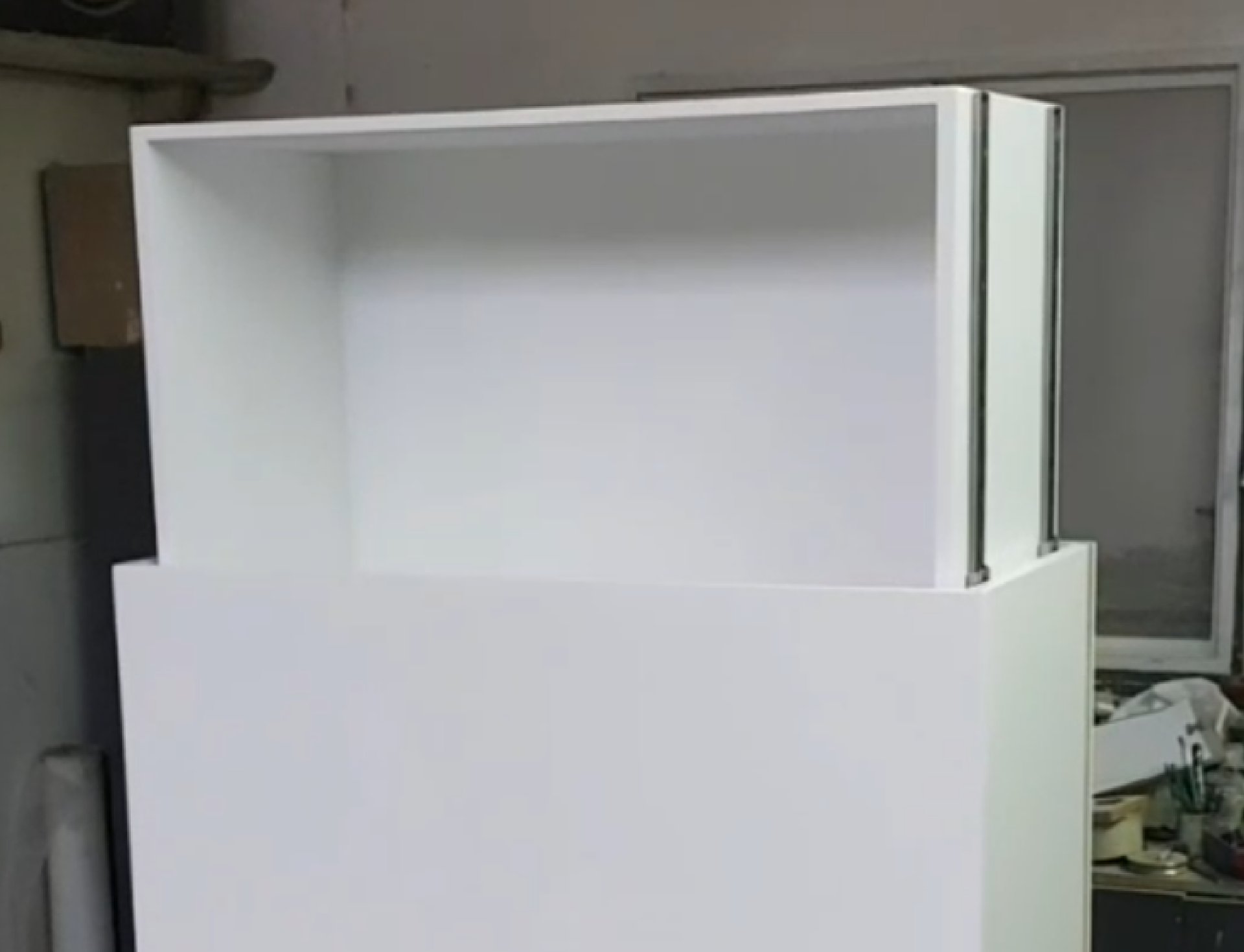 Sistema de elevación motorizada para ocultar TV instalado en mueble SCH Design
