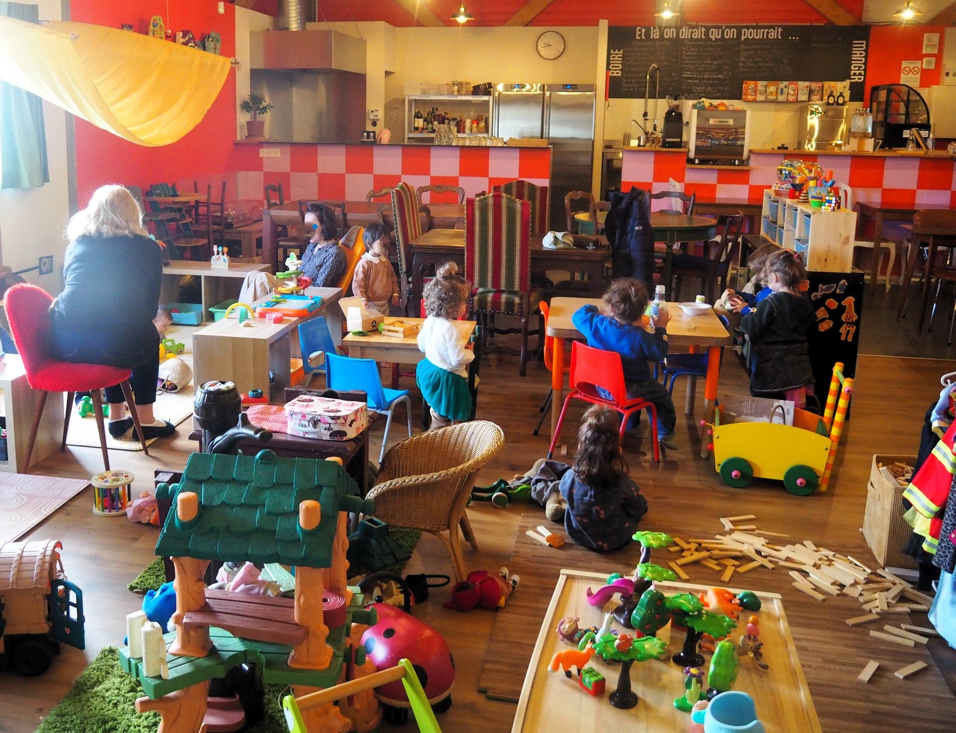 Espace cuisine, bar, restauration et jeu avec espace jouets, groupe d'assistantes maternelles 