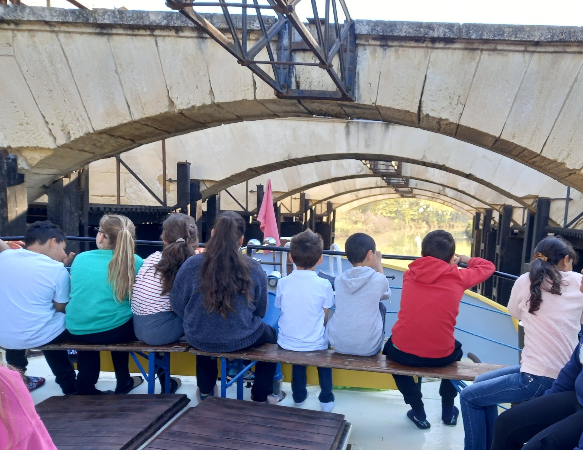 Groupe d'enfants sur le pont de la péniche aux ouvrages du Libron, site remarquable du Canal