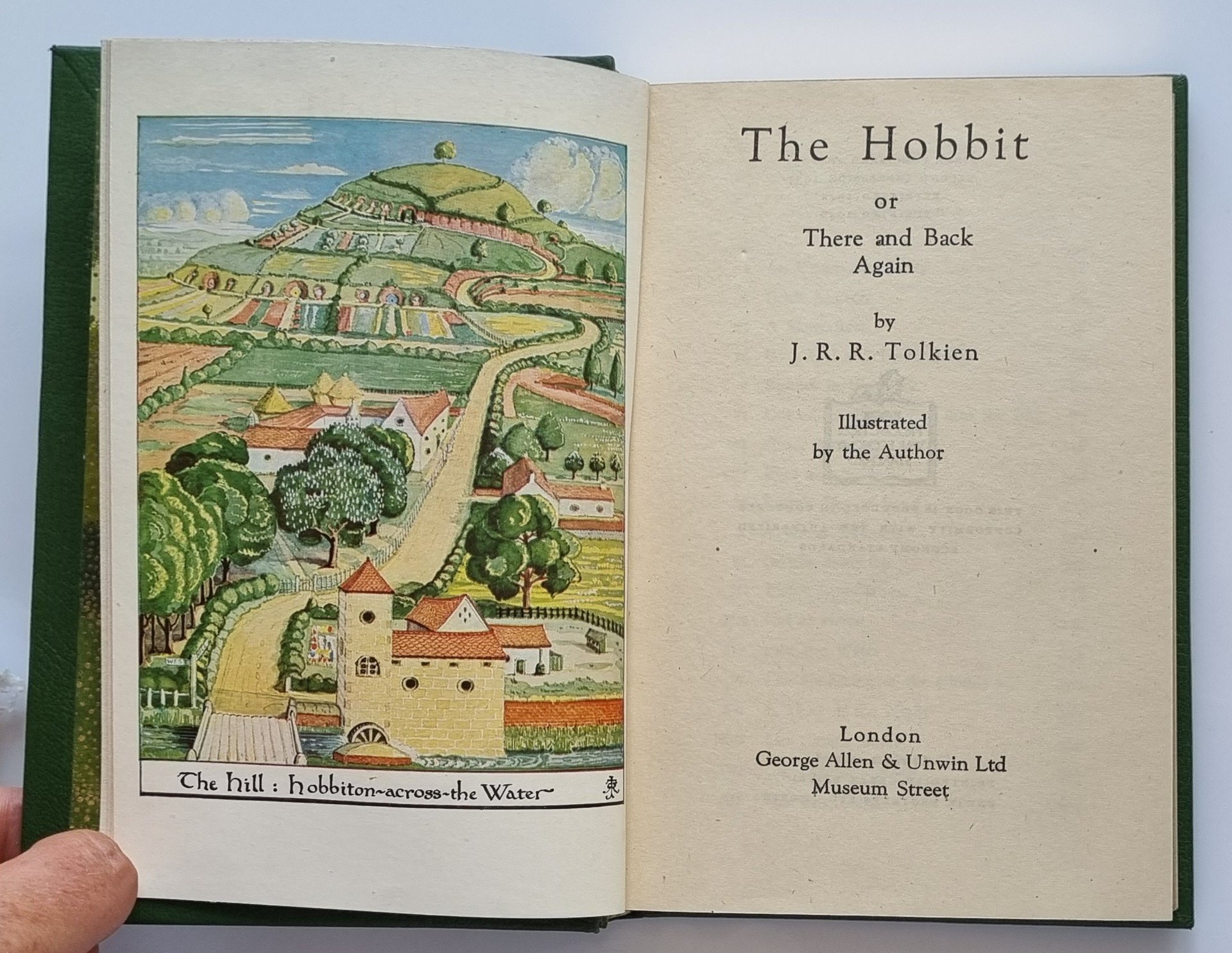 Capa do livro O Hobbit de J.R.R. Tolkien