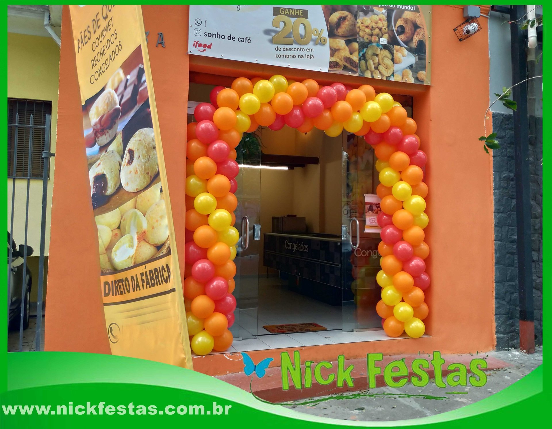 Arco de balões decorando entrada de loja em inauguração com cores personalizadas.