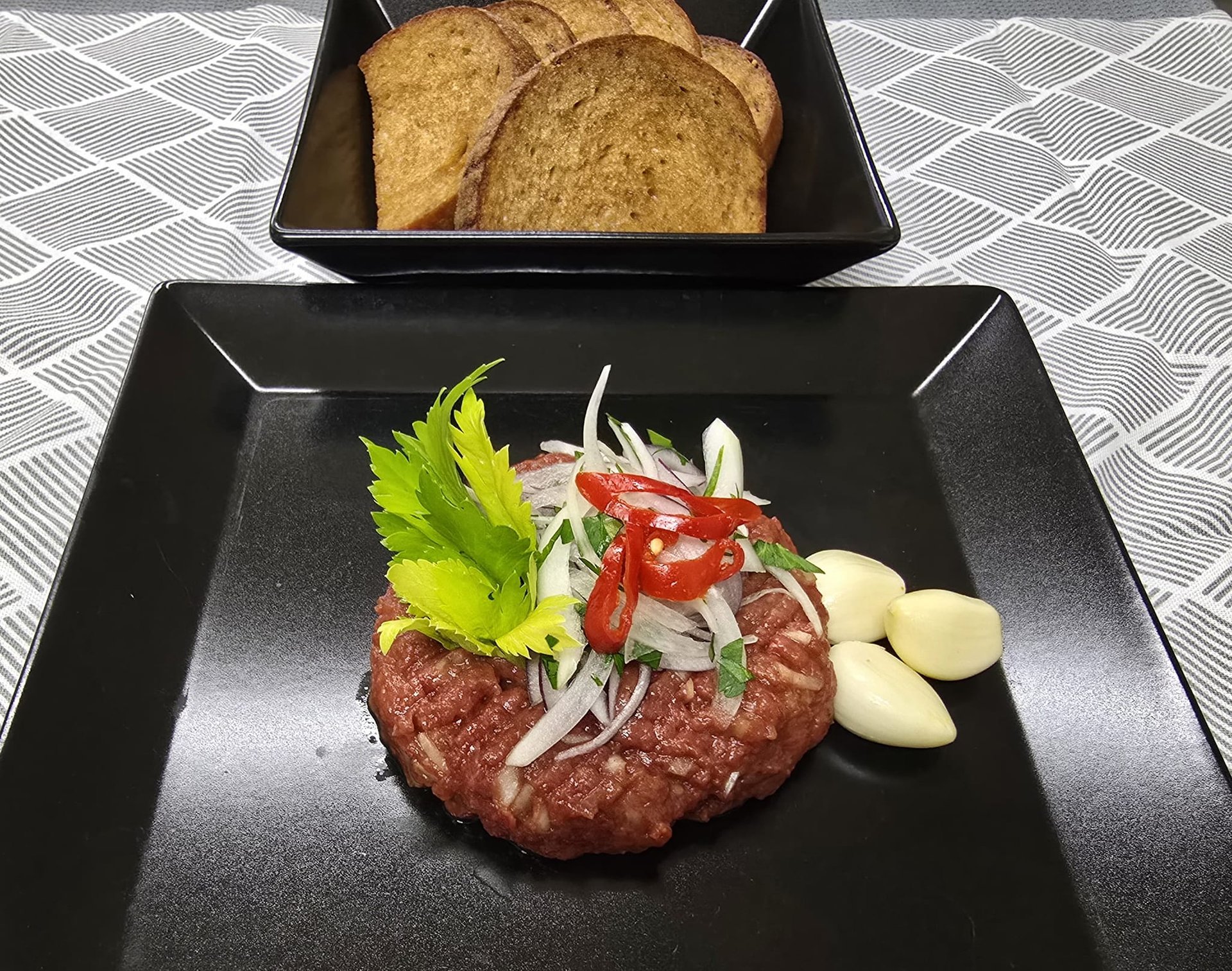 Talíř s jídlem - tatarák s topinkami