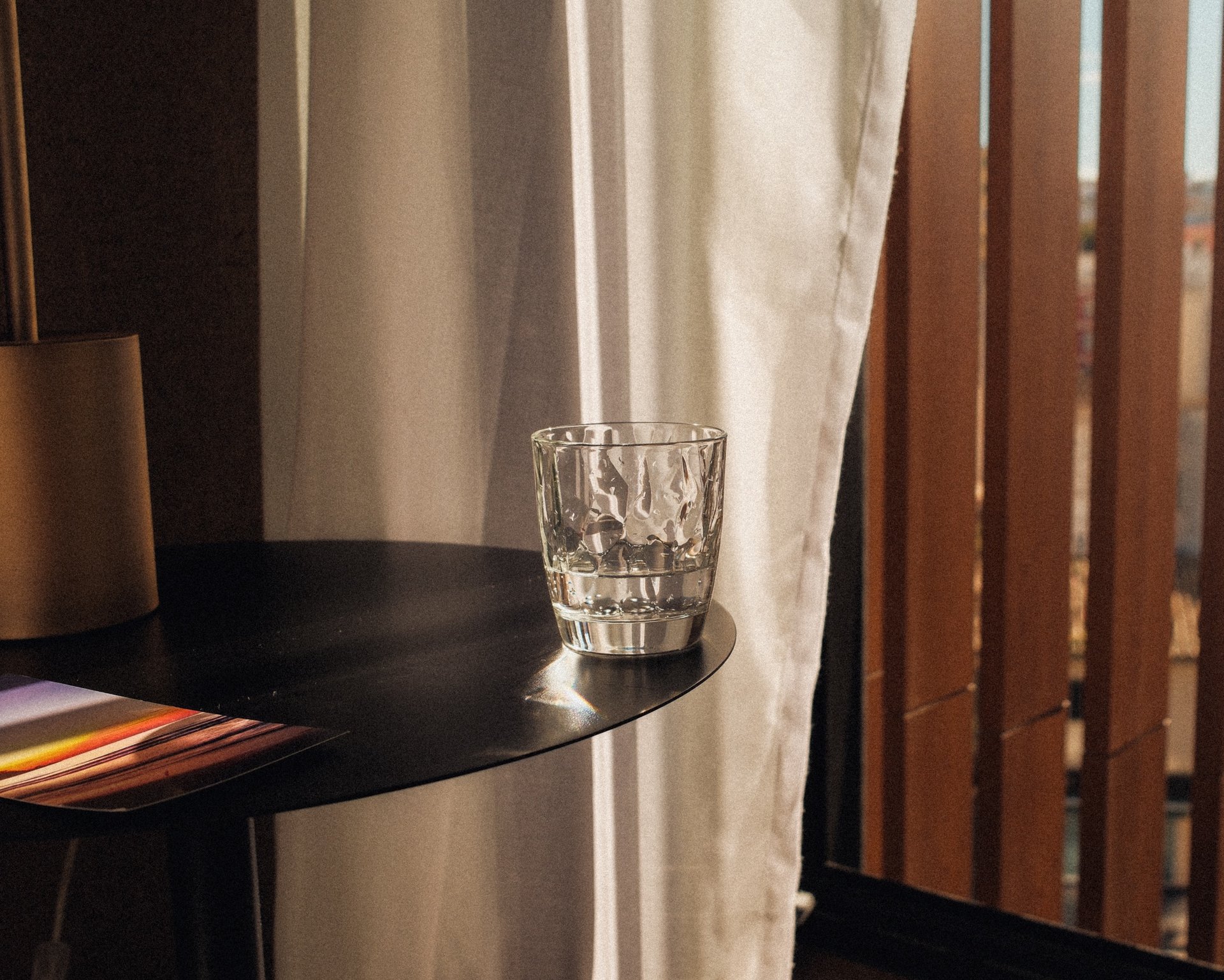 Hotelbett mit Kissen im natürlichen Licht – Interior Fotografie