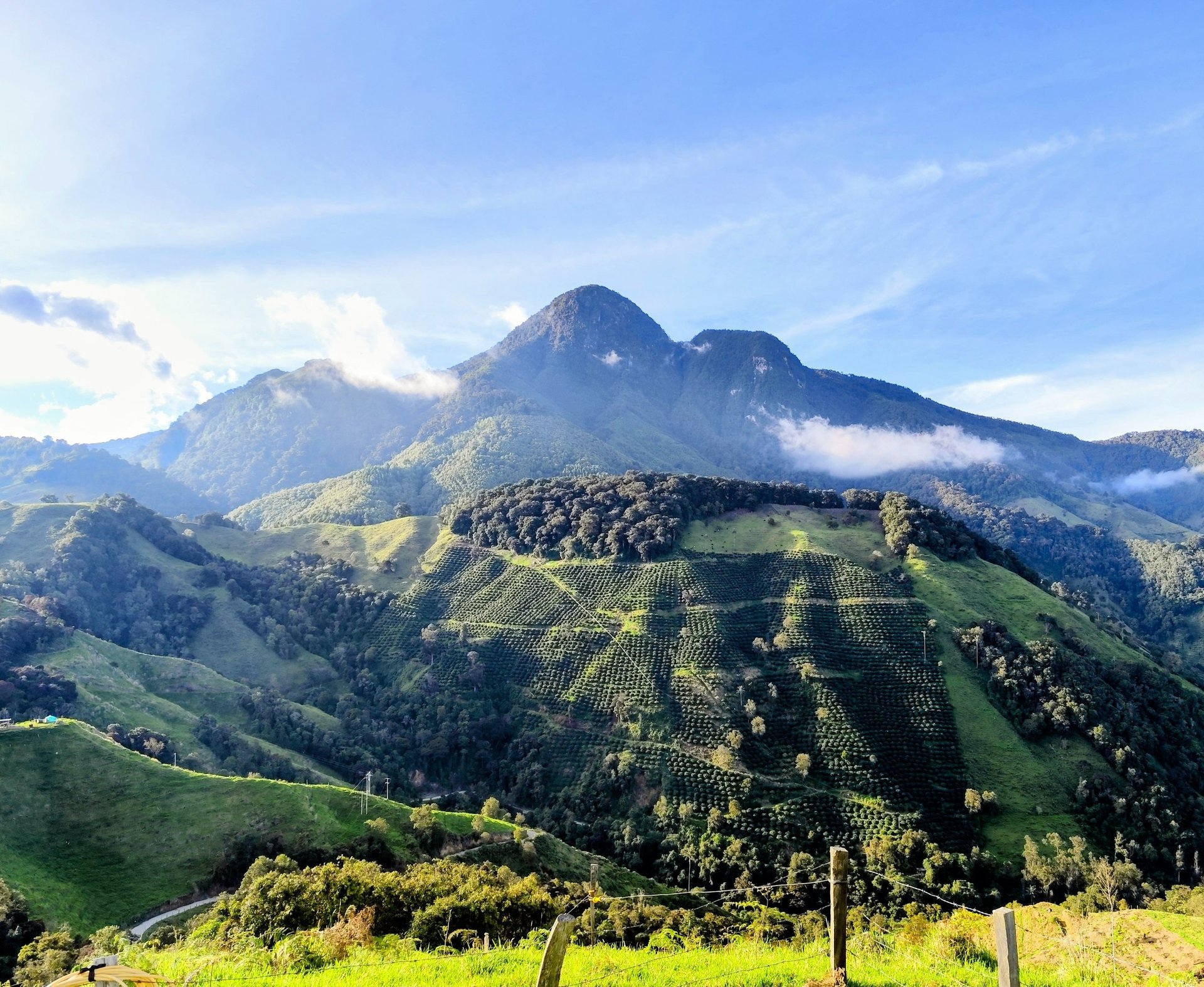 Cerro Guambeima en Anzoátegui Tolima, amanecer en alta montaña con vista a los Nevados