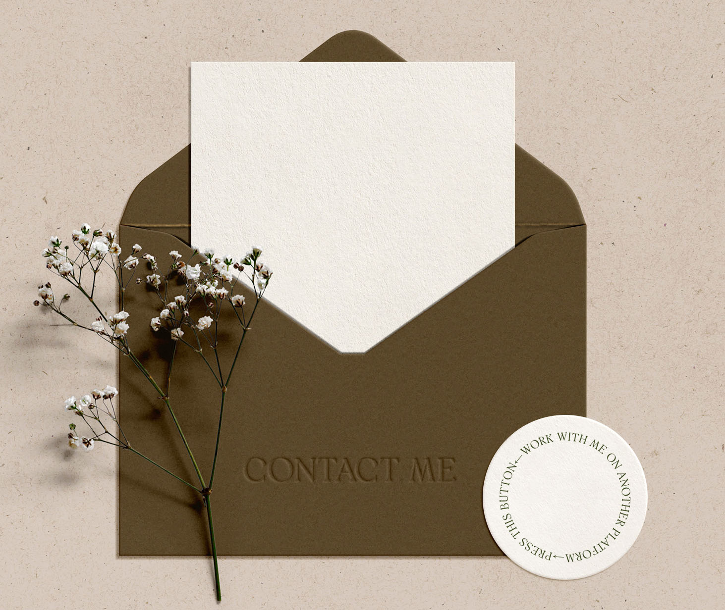 sobre abierto cafe con una hoja adentro